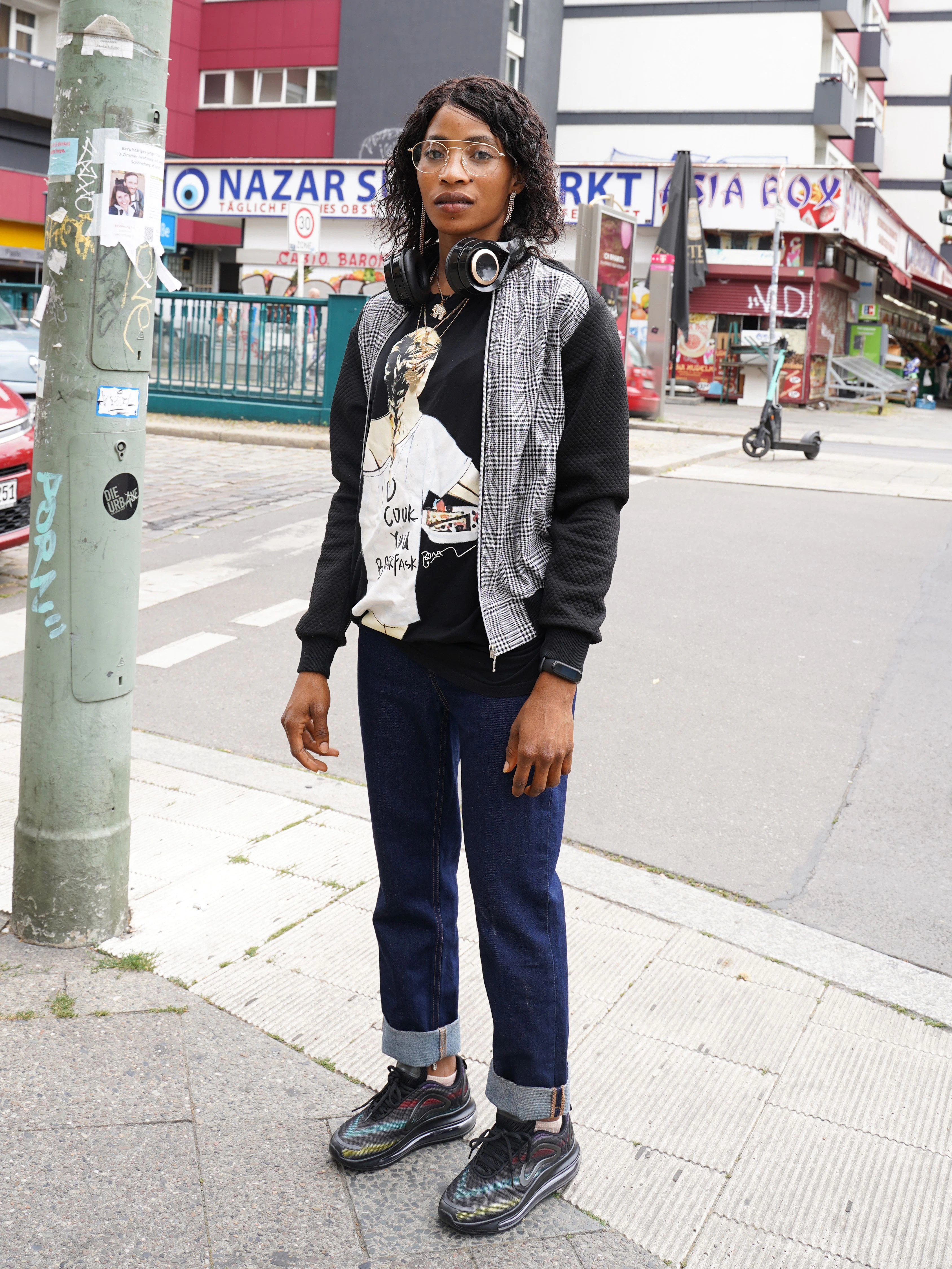 Rokia kam von der Elfenbeinküste nach Deutschland. Derzeit geht sie  zur Schule, um Deutsch zu lernen – womit sie schon ziemlich weit gekommen ist (wie wir hören konnten). Sie liebt Afro Beats und HipHop, ihr Outfit besteht überwiegend aus Geschenken von Freunden.