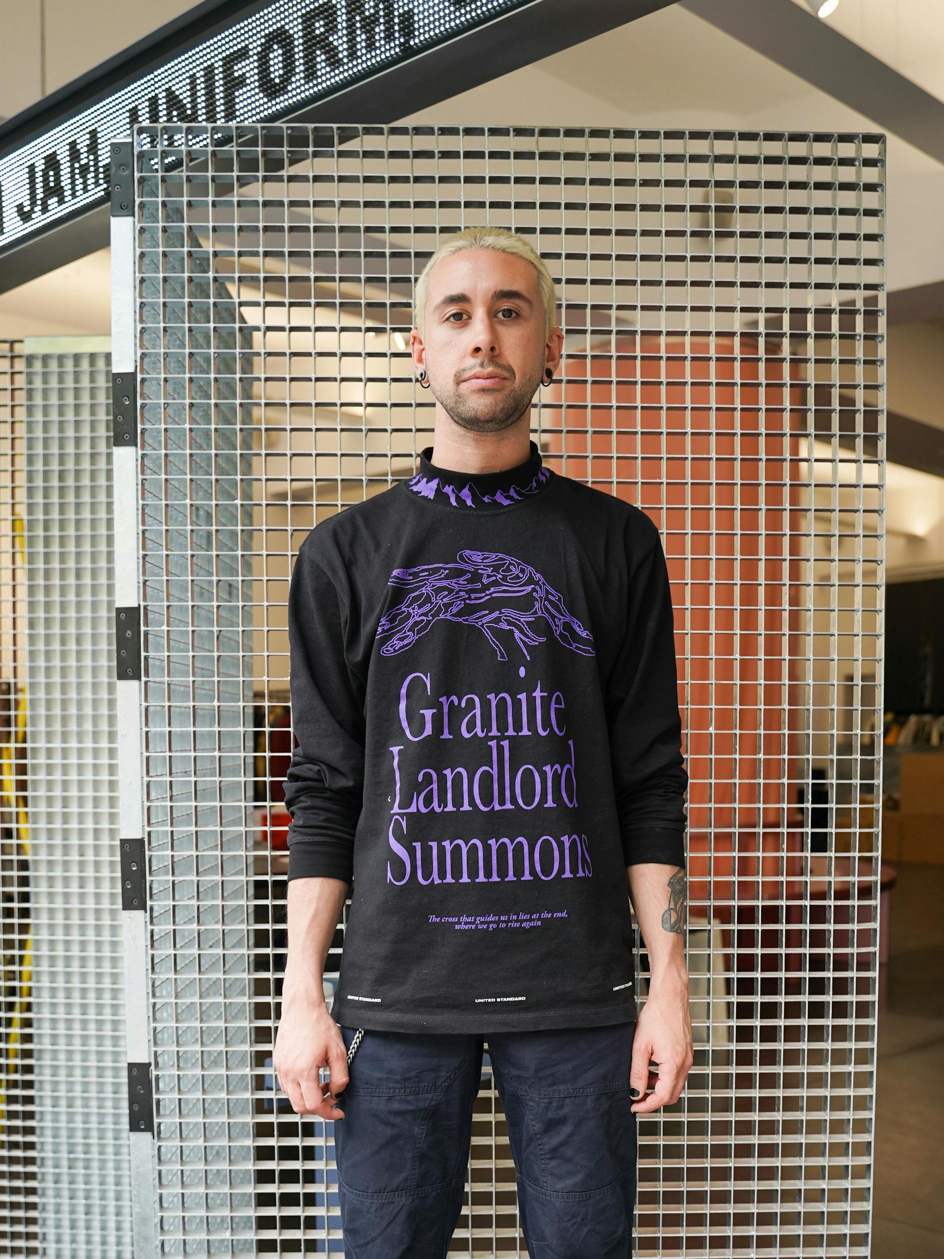 Der gebürtige Italiener Rafael arbeitet wie Tim bei Reference Studios, er trägt ein Oberteil vom Streetwear-Brand United Standard und eine Vintage-Hose von Versace Jeans.