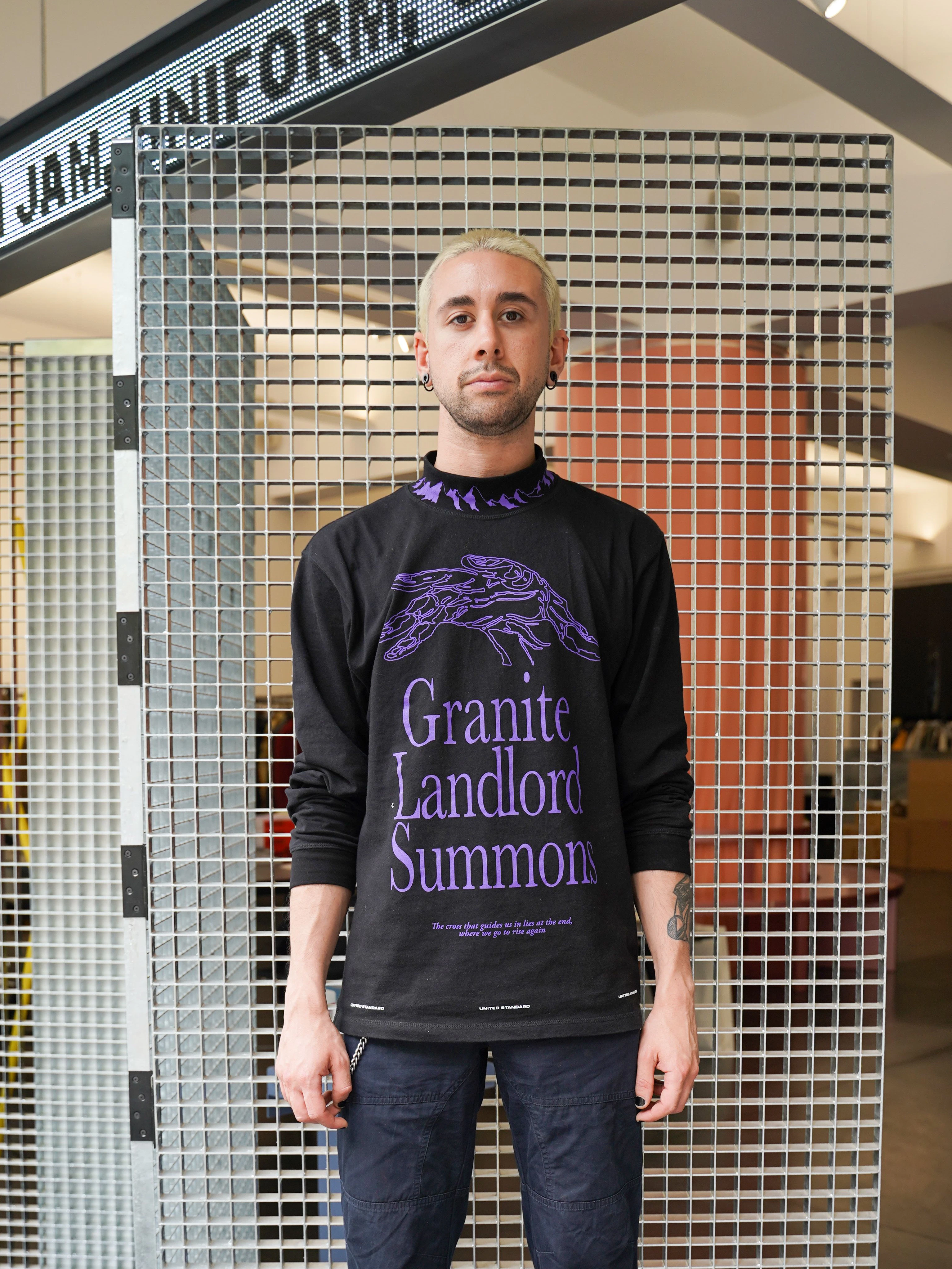 Der gebürtige Italiener Rafael arbeitet wie Tim bei Reference Studios, er trägt ein Oberteil vom Streetwear-Brand United Standard und eine Vintage-Hose von Versace Jeans.