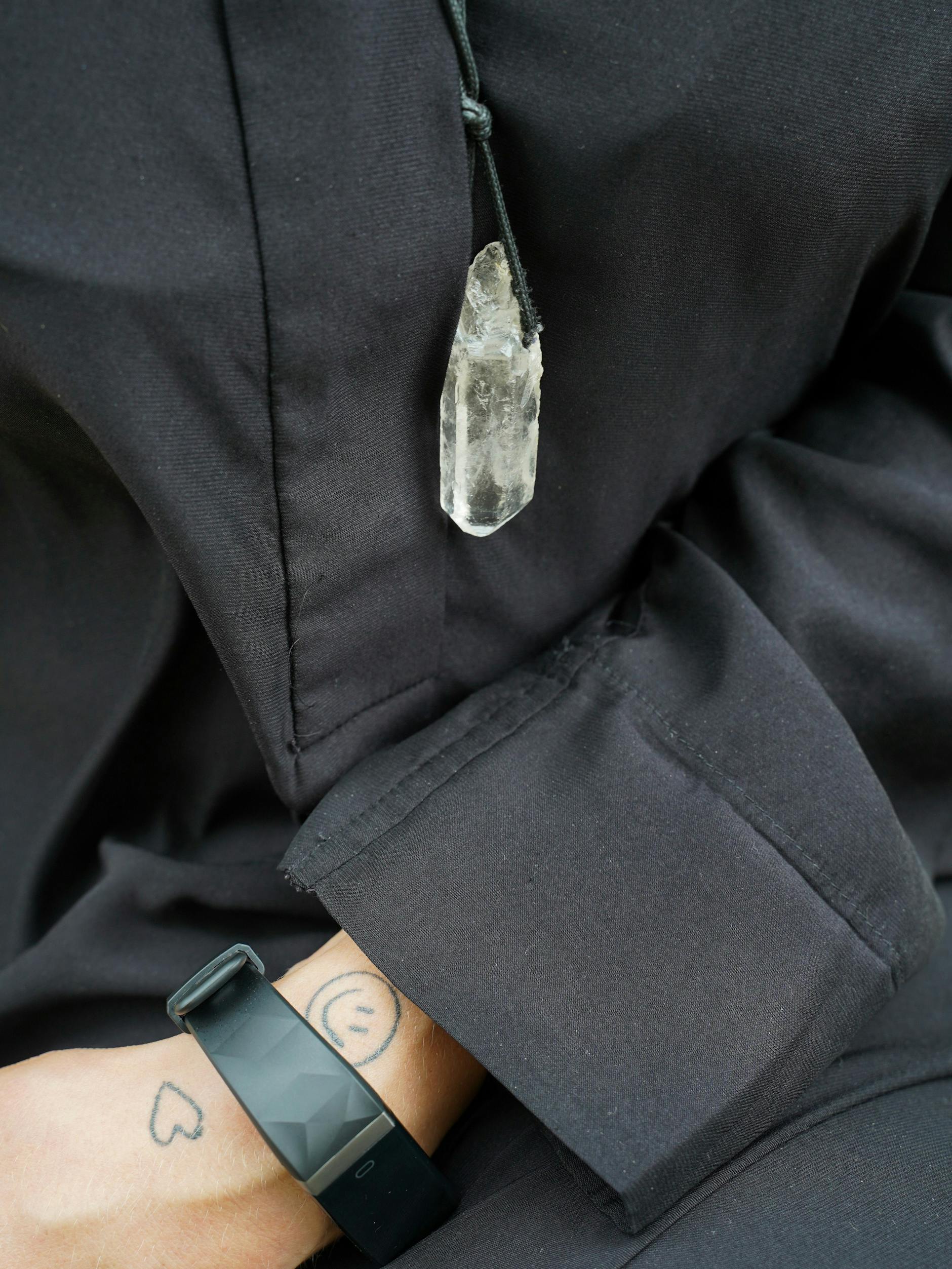 Bergkristalle erinnern Caro an ihre Kindheit und die Urlaube mit den Eltern in Österreich. Das Herz hat sie sich selbst tätowiert, den Smiley hat ihr ein Freund gestochen.