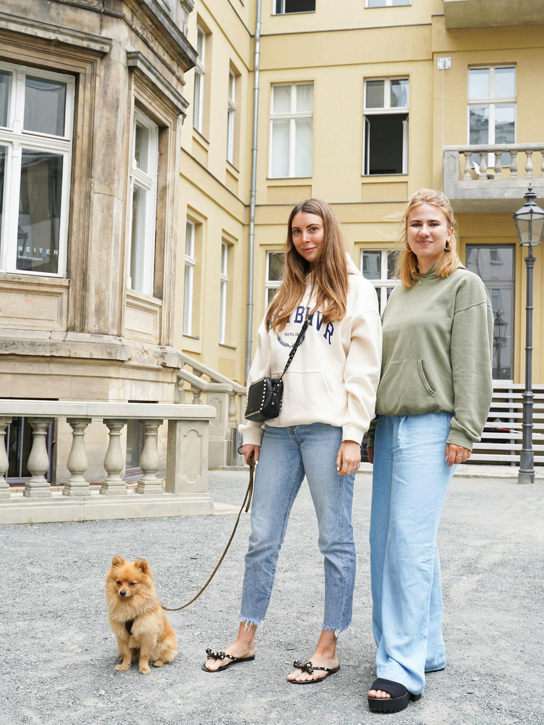 Die ehemaligen Kolleginnen Jacky (links) und Karina (rechts) sind jetzt Freundinnen. Karina arbeitet im Influencer-Marketing, Jacky ist Social Media-Managerin. Ihr Hündchen Louis ist ein acht Monate junger Zwergspitz, der sehr gern bellt. Jackys Tasche und Schuhe sind von Valentino, die Jeans von Levi’s. Karina trägt Schuhe von Steve Madden und eine Mango-Jeans. Den Hoodie hat sie sich am Morgen von ihrem Freund geliehen, weil ihr kalt war und sie keine Jacke dabei hatte. 