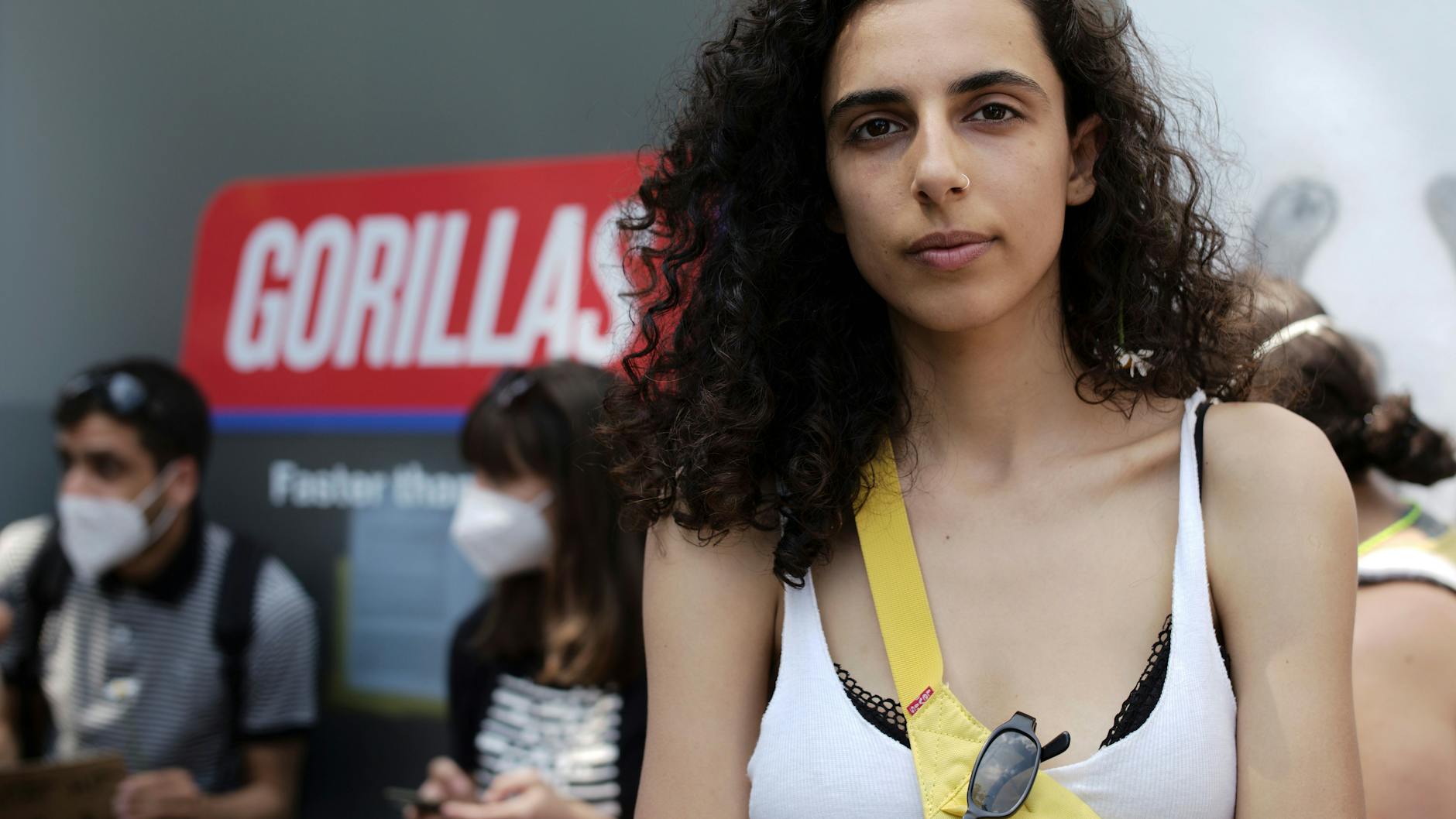 Gorillas-Fahrerin Zeynep bei einer Protestaktion gegen den eigenen Arbeitgeber.