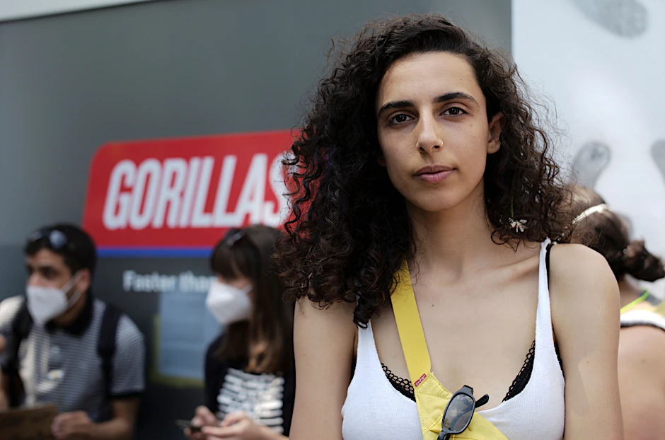 Gorillas-Fahrerin Zeynep bei einer Protestaktion gegen den eigenen Arbeitgeber.