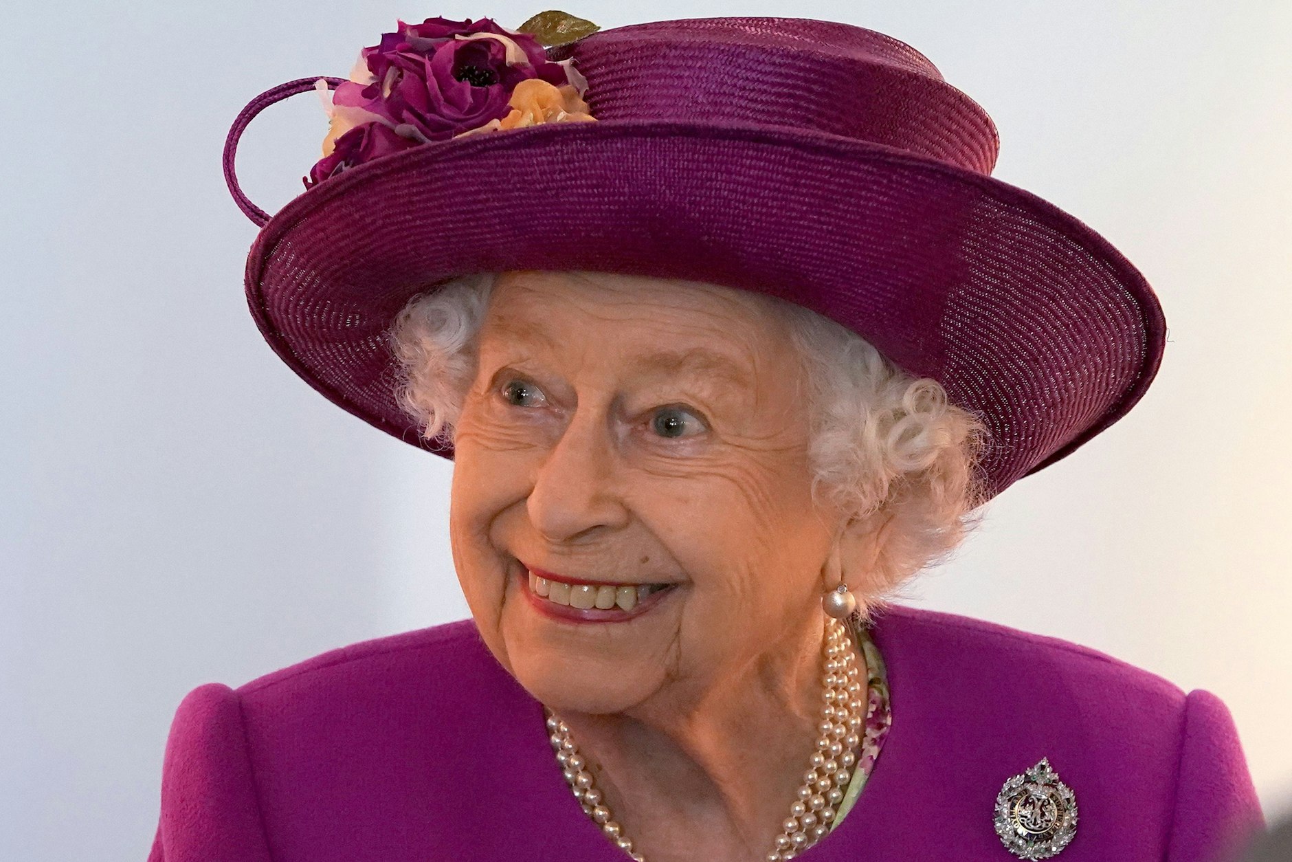 Die Queen weiß, was sich bei der Arbeit gehört: Elizabeth II. lächelte nach der offiziellen Eröffnung eines Museums in Schottland.