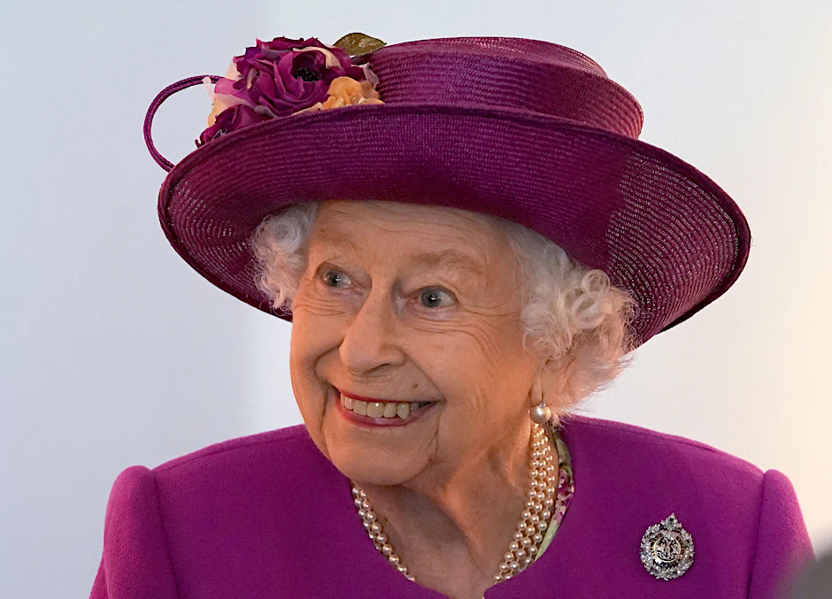 Die Queen weiß, was sich bei der Arbeit gehört: Elizabeth II. lächelte nach der offiziellen Eröffnung eines Museums in Schottland.