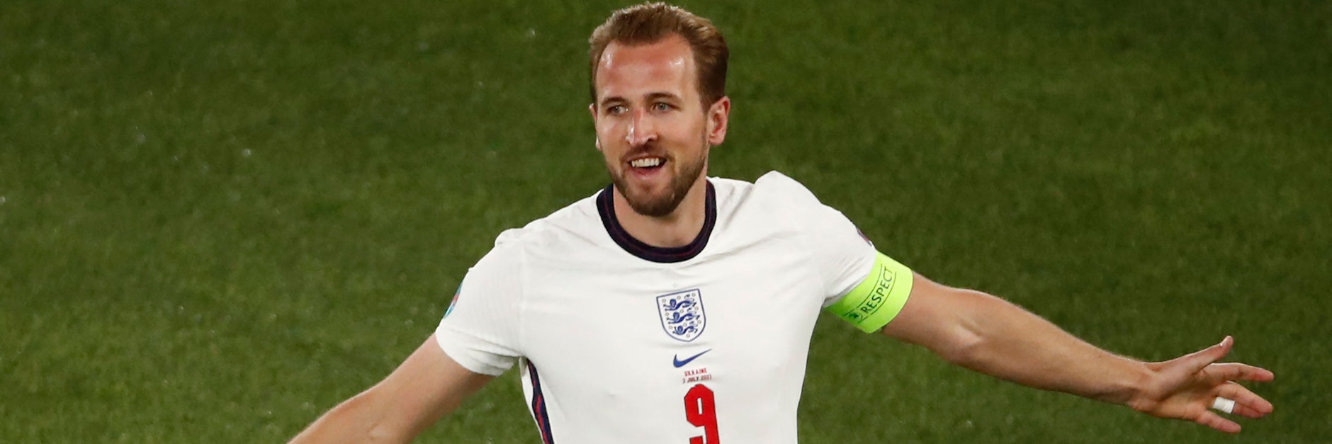 Englands Stürmer Harry Kane strahlt nach seinen zwei Toren gegen die Ukraine.&nbsp;
