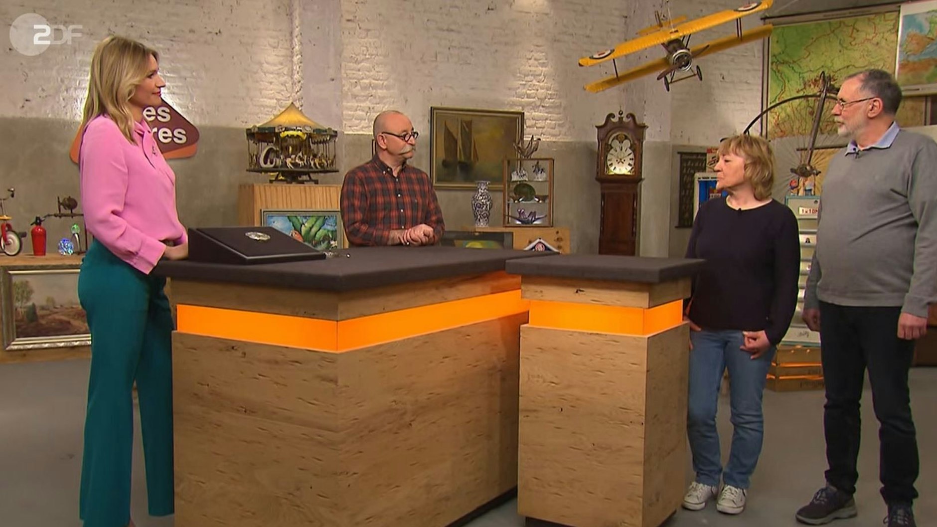 Margret und Rolf Giesa aus Lünen stellen bei BMargret und Rolf Giesa aus Lünen stellen Horst Lichter und Bianca Berding bei „Bares für Rares“ ihre Puderdose vor.ares für Rares ihre Puderdose vor.