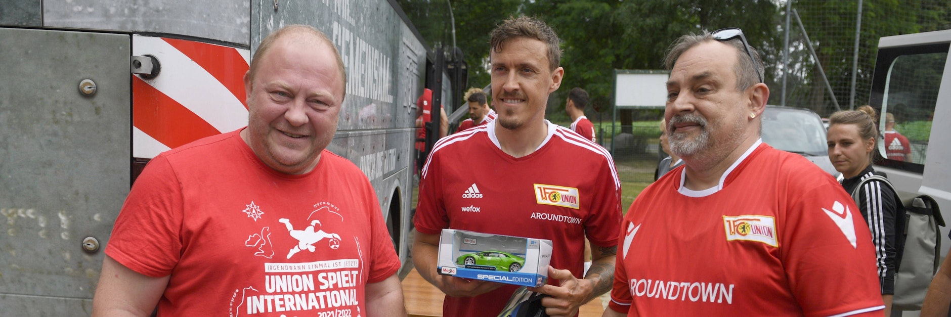 Jens Kraegenbrink (l.) und&nbsp; Jürgen Kuball schenkten Max Kruse (M.) ein Spielzeugmodell eines Lamborghini.&nbsp;