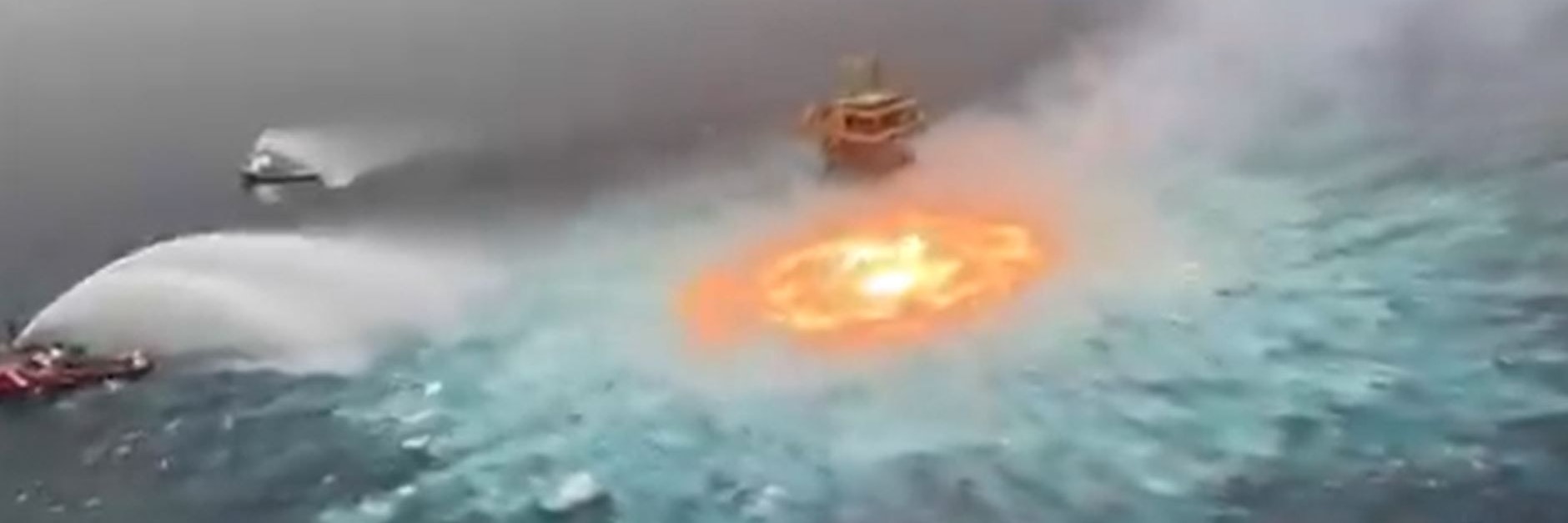 Im Golf von Mexiko hat es in einer Gaspipeline angefangen zu brennen.