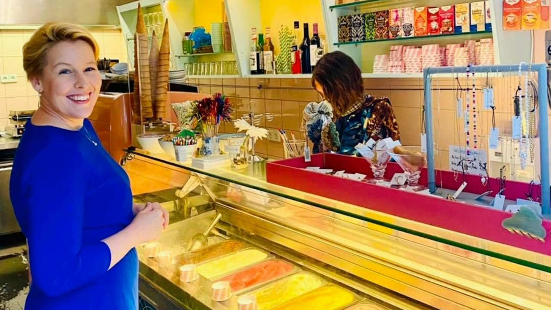 Franziska Giffey freut sich in Prenzlauer Berg auf ein leckeres Eis. Eine Maske trägt sie nicht. Das Foto wurde am 1. Juli 2021 auf Giffeys Facebook-Seite gepostet.&nbsp;