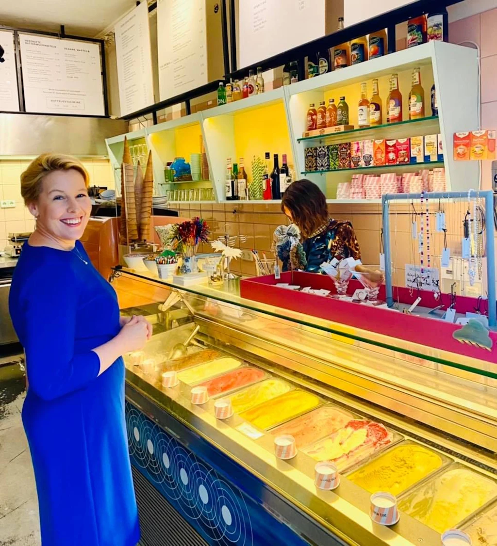Keine Maske, kein Doktortitel, aber lecker Eis: Dit is Giffeys Berlin!
