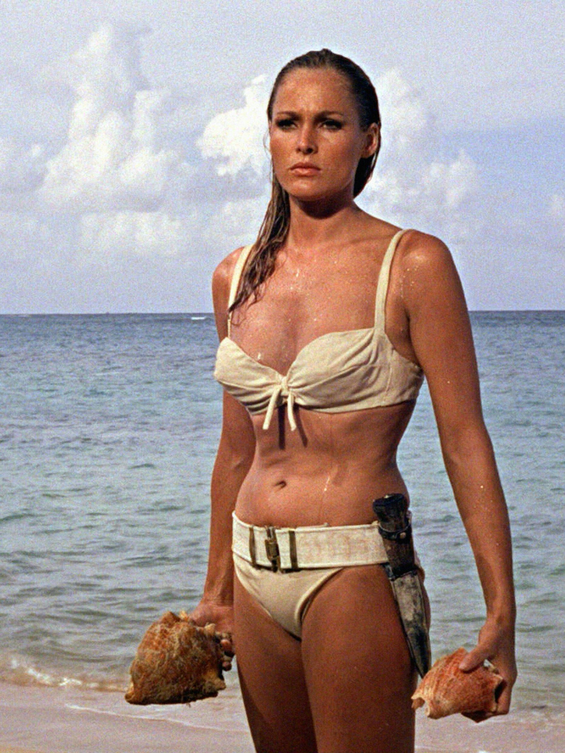 Schauspielerin Ursula Andress trägt einen Bikini in einer Szene des Agentenfilms „James Bond – 007 jagt Dr. No“, 1962. Im Jahr 2001 wechselte dieser „Dr.-No“-Bikini für 60.000 Dollar den Besitzer.