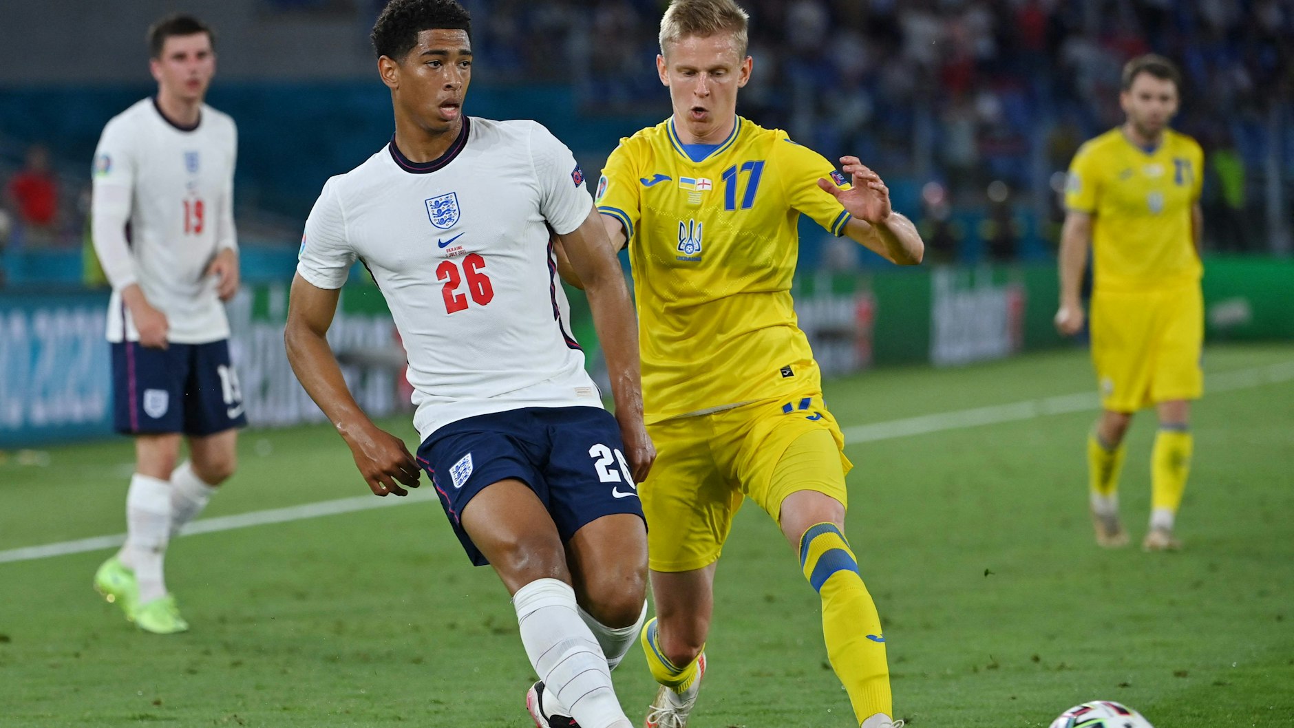 Englands Jude Bellingham (l.) im Zweikampf mit dem Ukrainer Oleksandr Zinchenko.