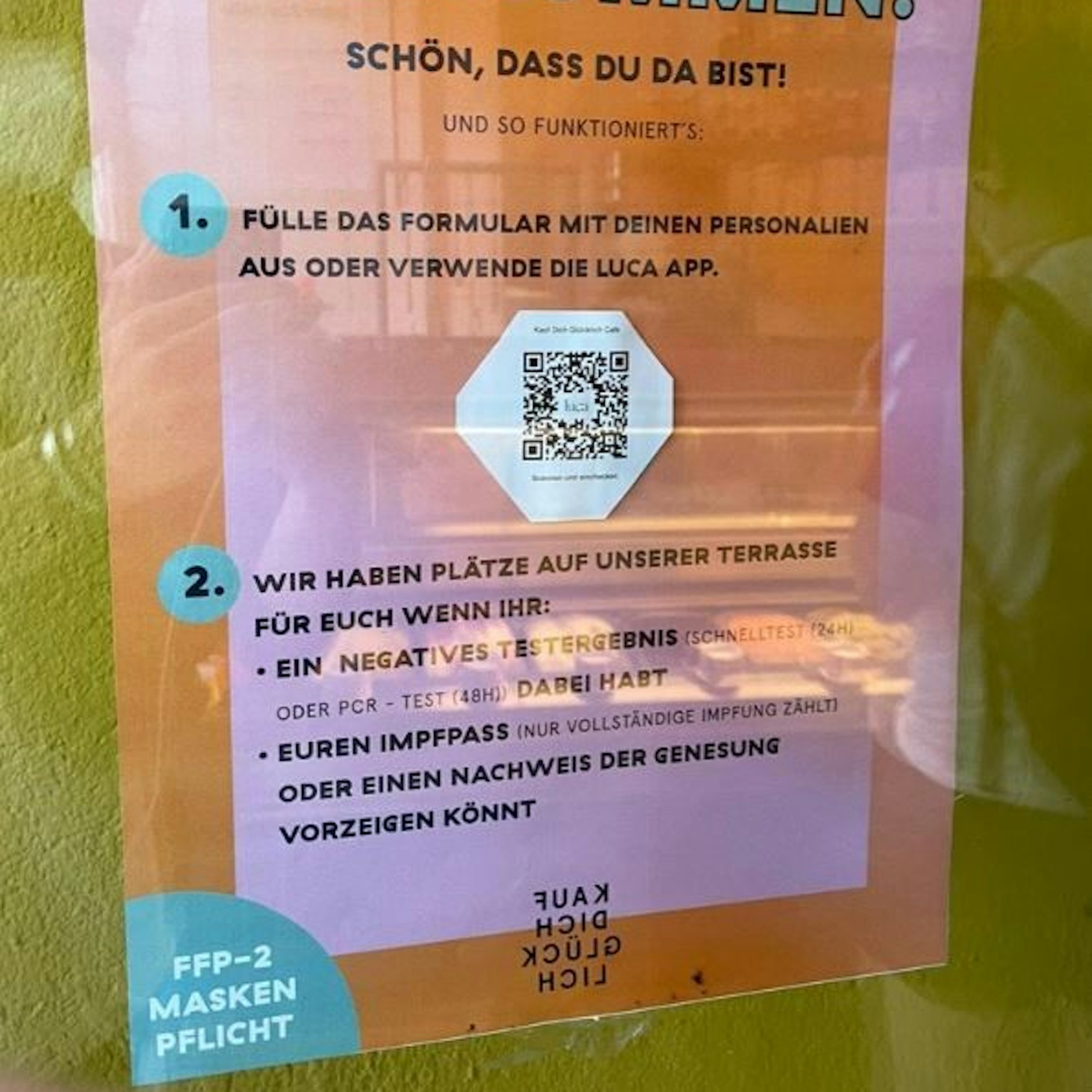 Ein Schild am Eisladen weist auf die Corona-Spielregeln und auch auf die FFP2-Masken-Pflicht hin.