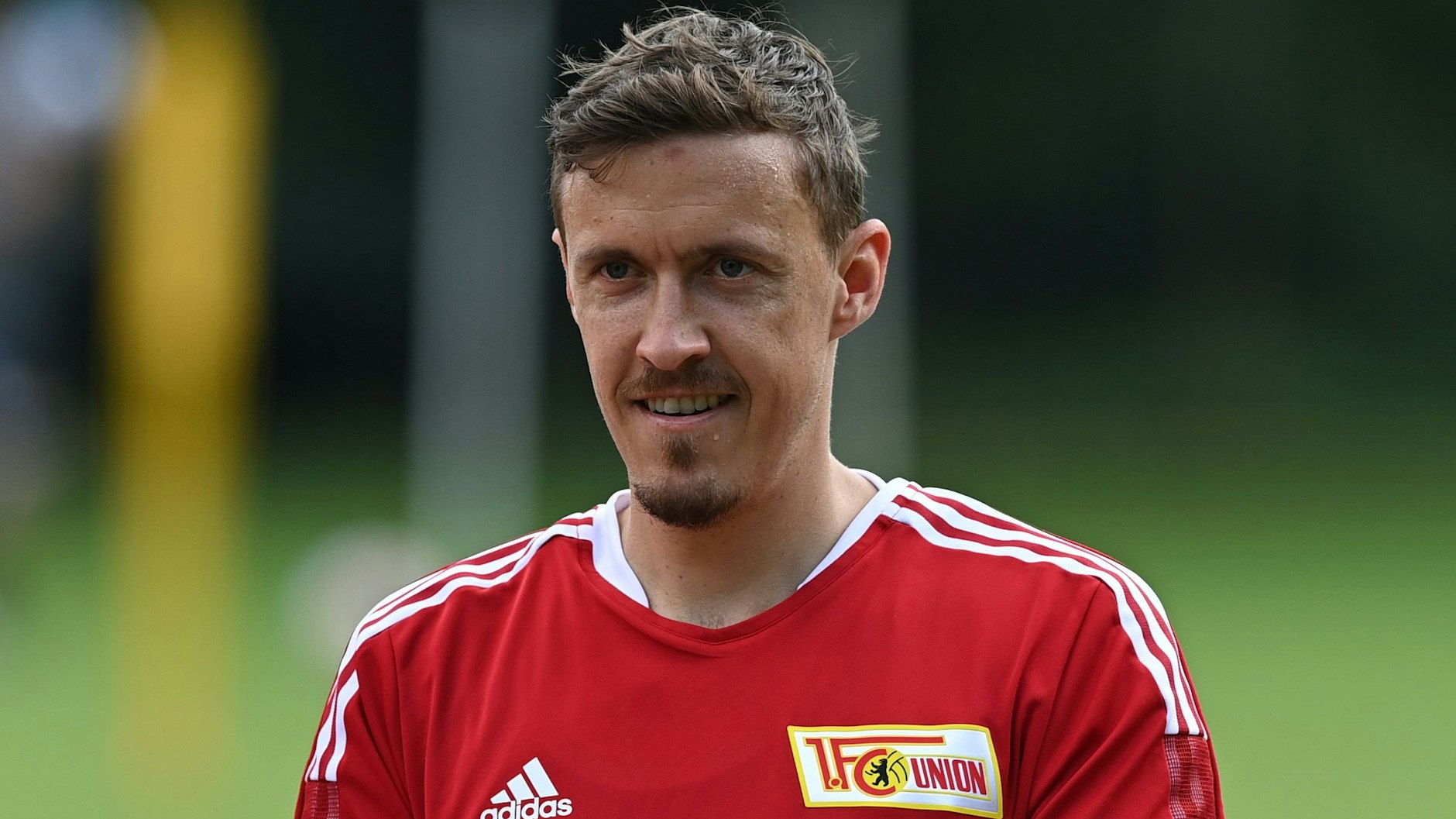 Unions Max Kruse schwitzt im Trainingslager in Bad Saarow, hatte aber zwischendurch noch Zeit für ein kleines Späßchen.