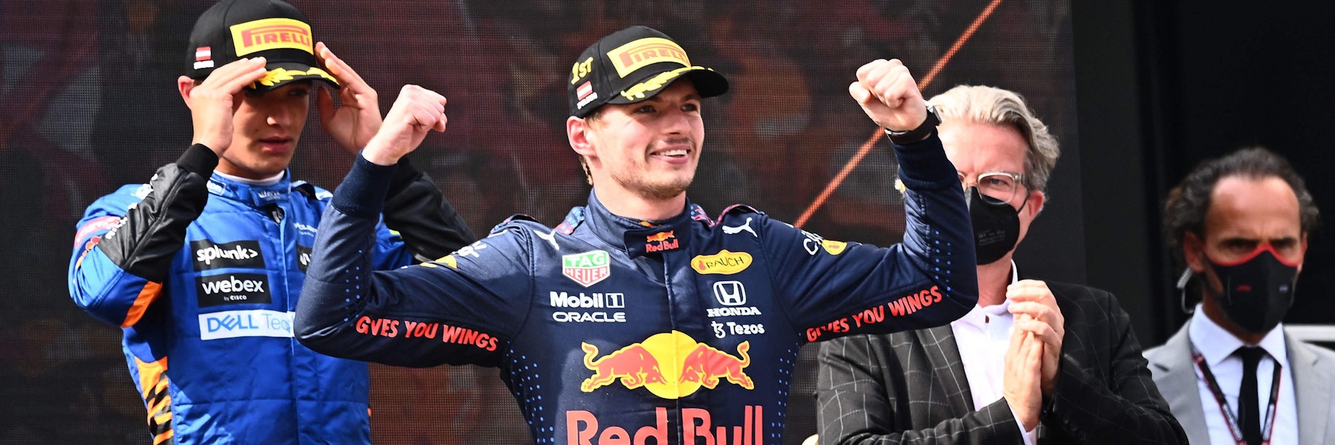 Max Verstappen bejubelt seinen Sieg beim Großen Preis von Österreich. Hinter ihm reut sich auch Lando Norris über seinen dritten Platz.