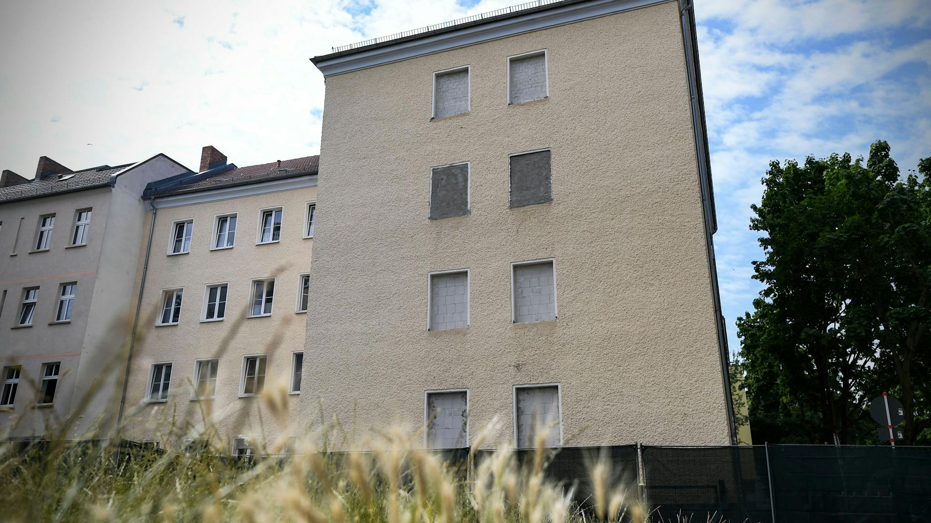 Die zugemauerten Fenster an der Giebelwand des Wohnhauses Rupprechtstraße 3, die im dritten Stock gehören zu der Wohnung von Kaufhold. An der Fassade will die Howoge einen Neubau mit 33 Wohnungen anbauen.<br><br>