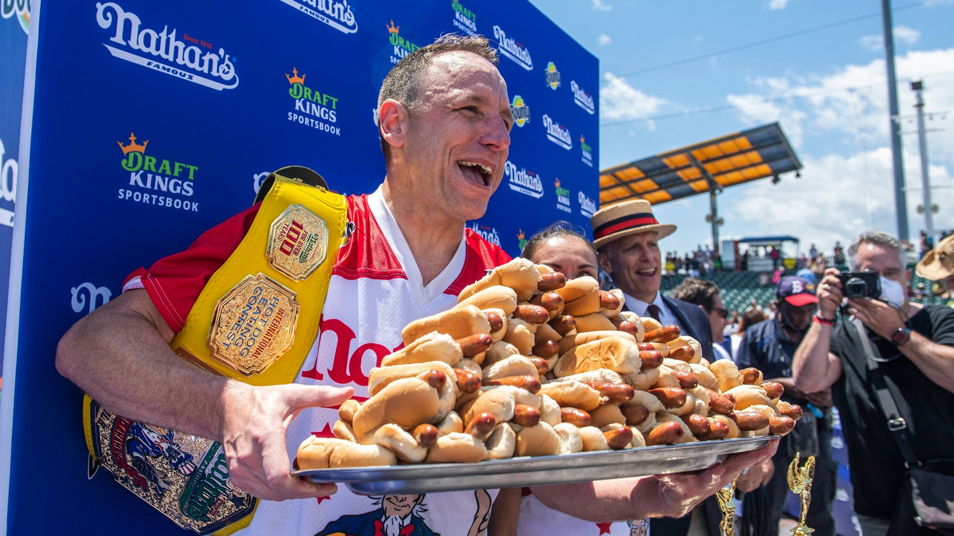 Gewinner Joey Chestnut hat 76 Hotdogs verschlungen.