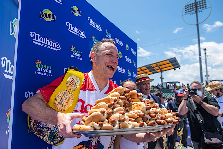 Gewinner Joey Chestnut hat 76 Hotdogs verschlungen.