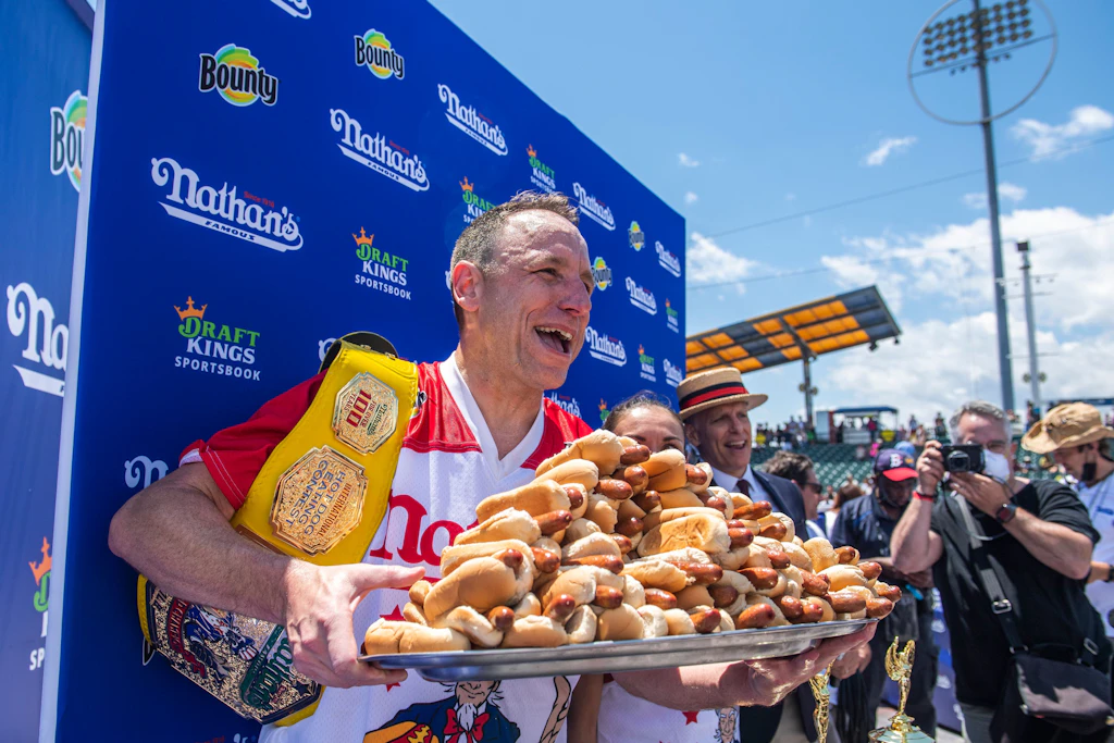 76 Hotdogs in zehn Minuten: Joey Chestnut bricht eigenen Rekord