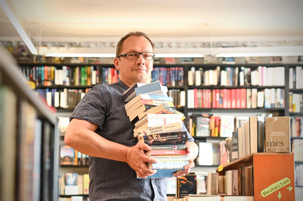 Welche Bücher für den Urlaub empfiehlt der Krimi-Buchhändler?