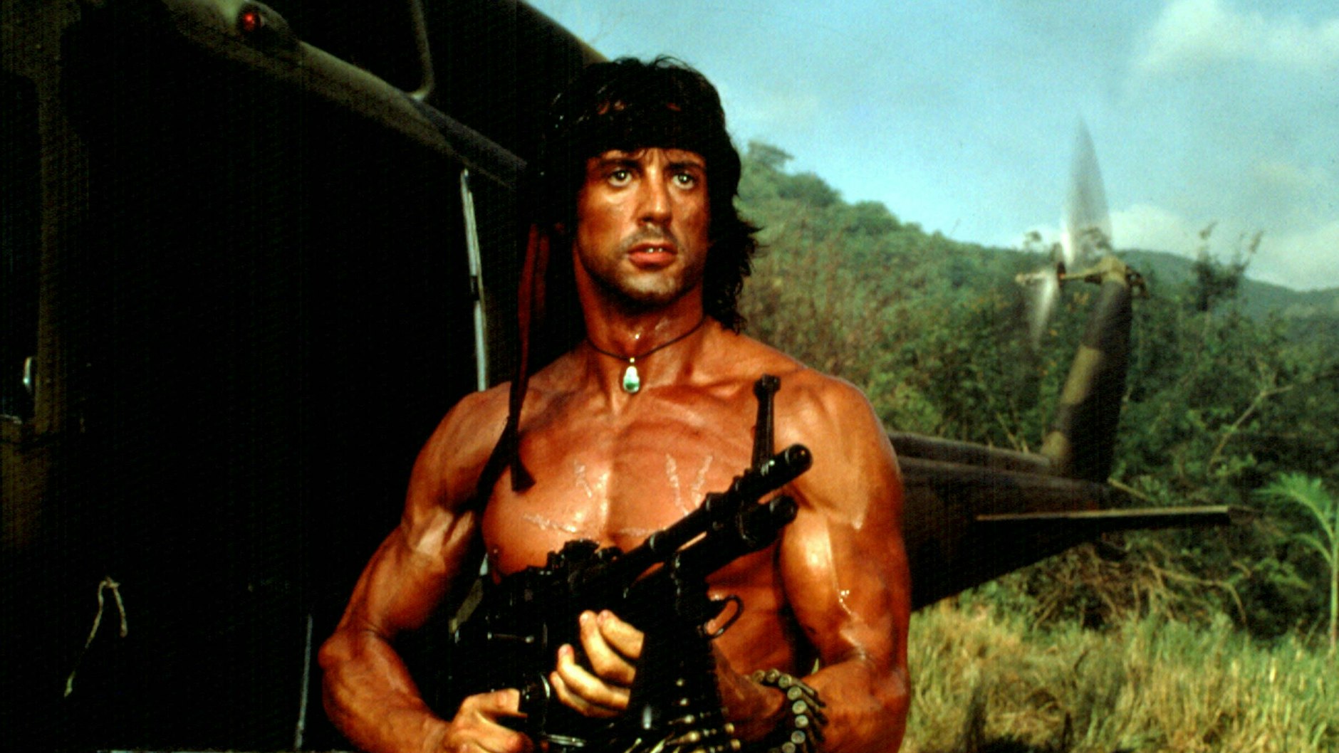 Sylvester Stallone in einer Szene des Actionfilms „Rambo II – Der Auftrag“, 1985. 