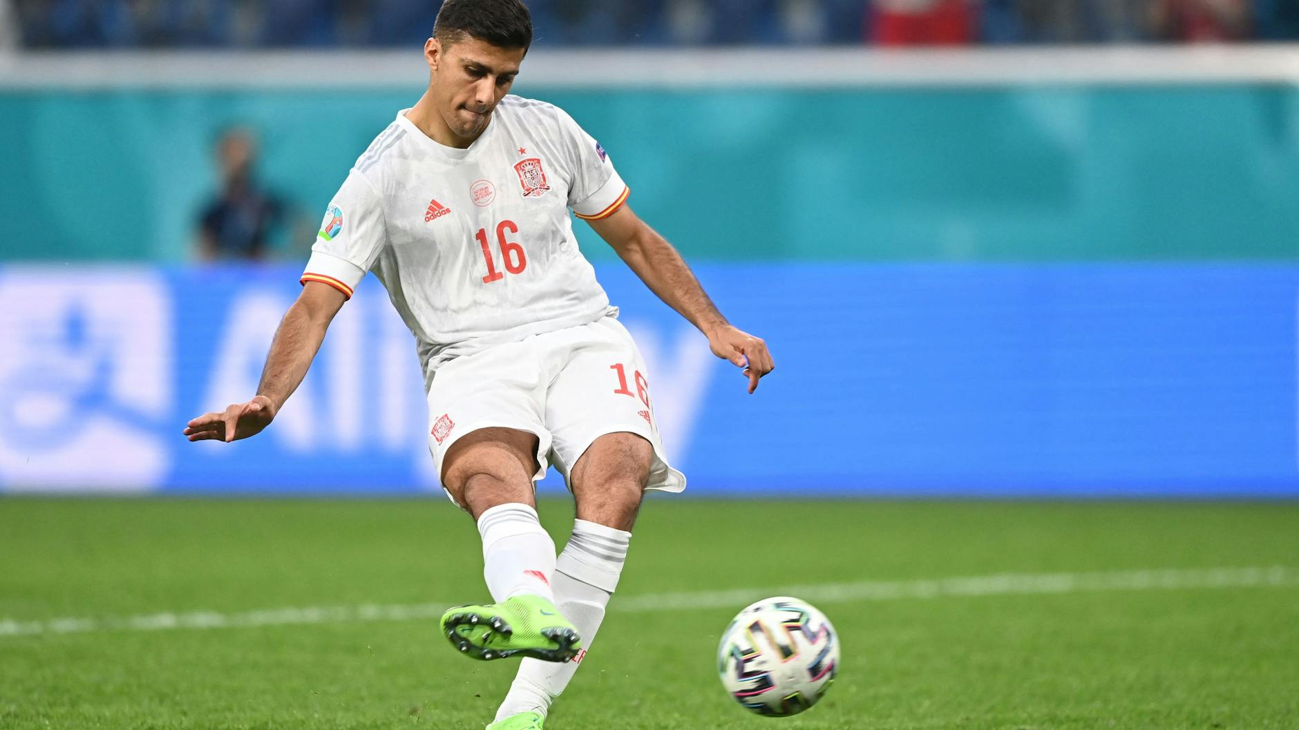 Das Trikot gehört in die Hose, sagt Spaniens Rodri.