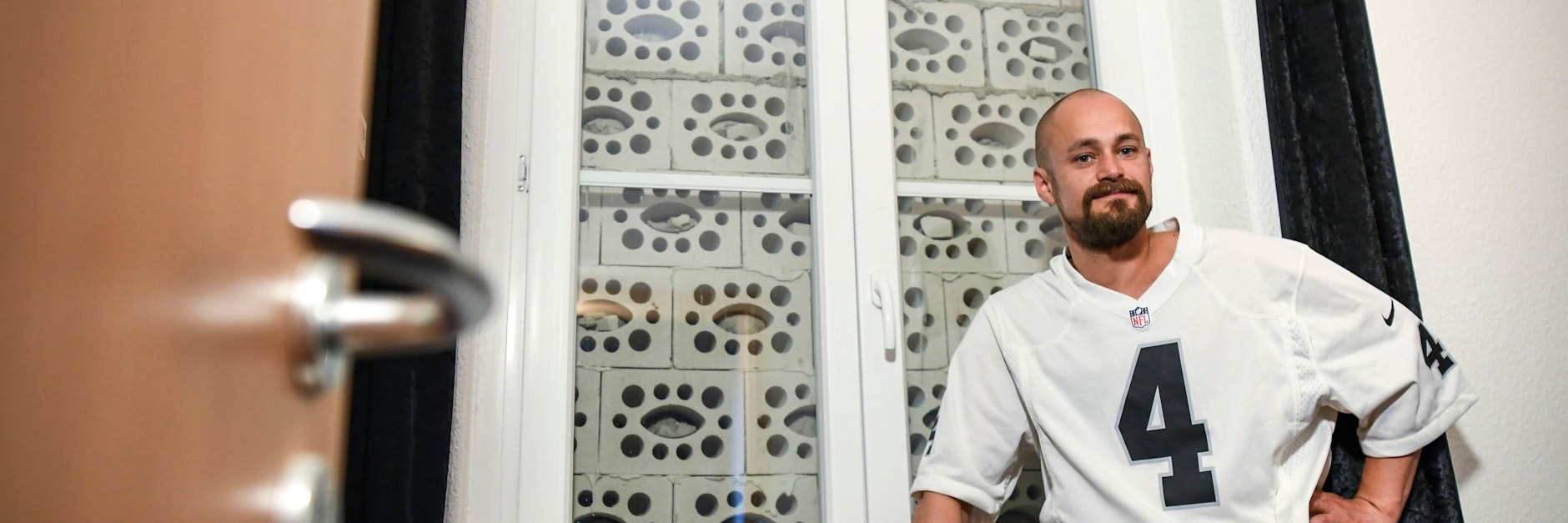 Alexander Kaufhold vor seinem zugemauerten Schlafzimmerfenster. <br><br>