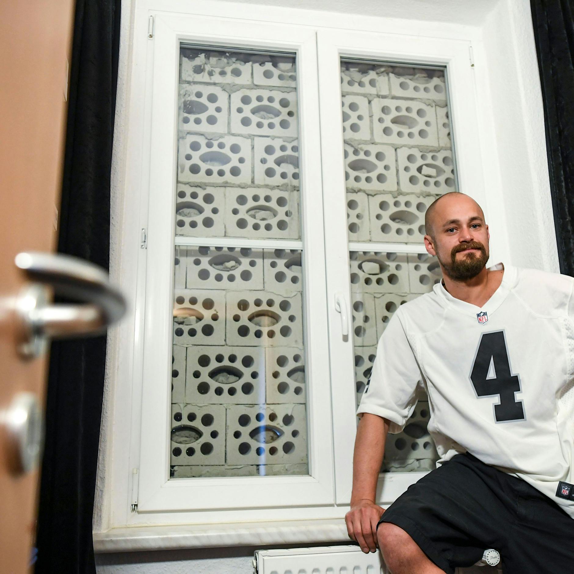 Lichtenberg: Wahnsinn, Wohnungsbaugesellschaft mauert diesen Mieter ein!