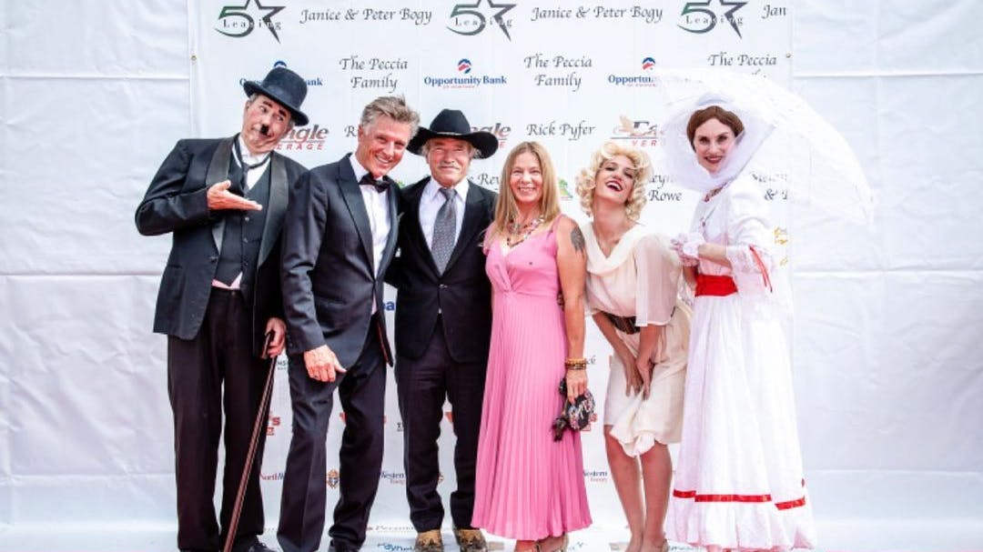 Der aus Norddeutschland stammende Schauspieler Nick Wilder mit Konny und Manu Reimann, sowie Menschen, die als Charlie Chaplin, Marylin Monroe und Mary Poppins verkleidet sind.