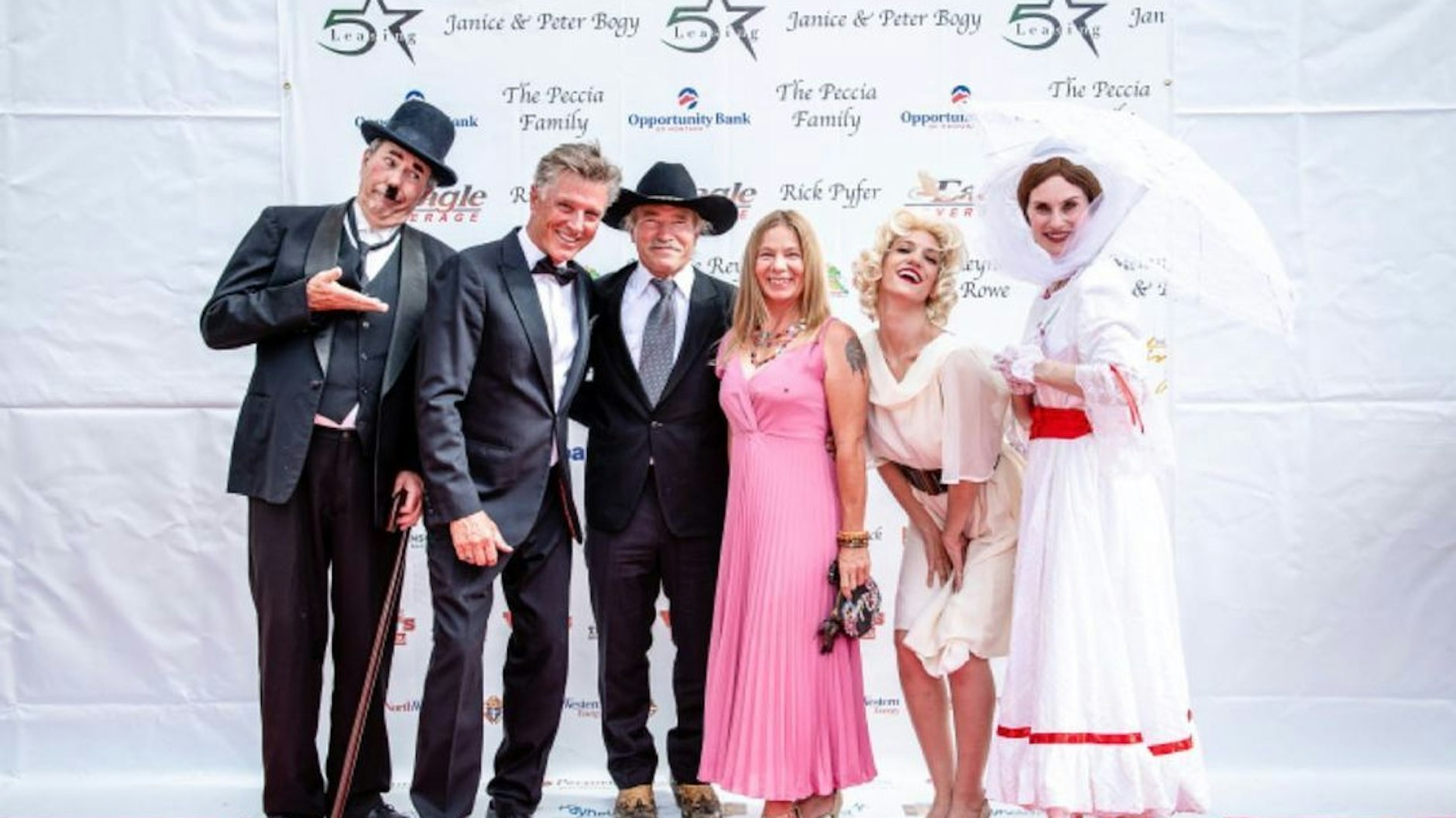 Der aus Norddeutschland stammende Schauspieler Nick Wilder mit Konny und Manu Reimann, sowie Menschen, die als Charlie Chaplin, Marylin Monroe und Mary Poppins verkleidet sind.