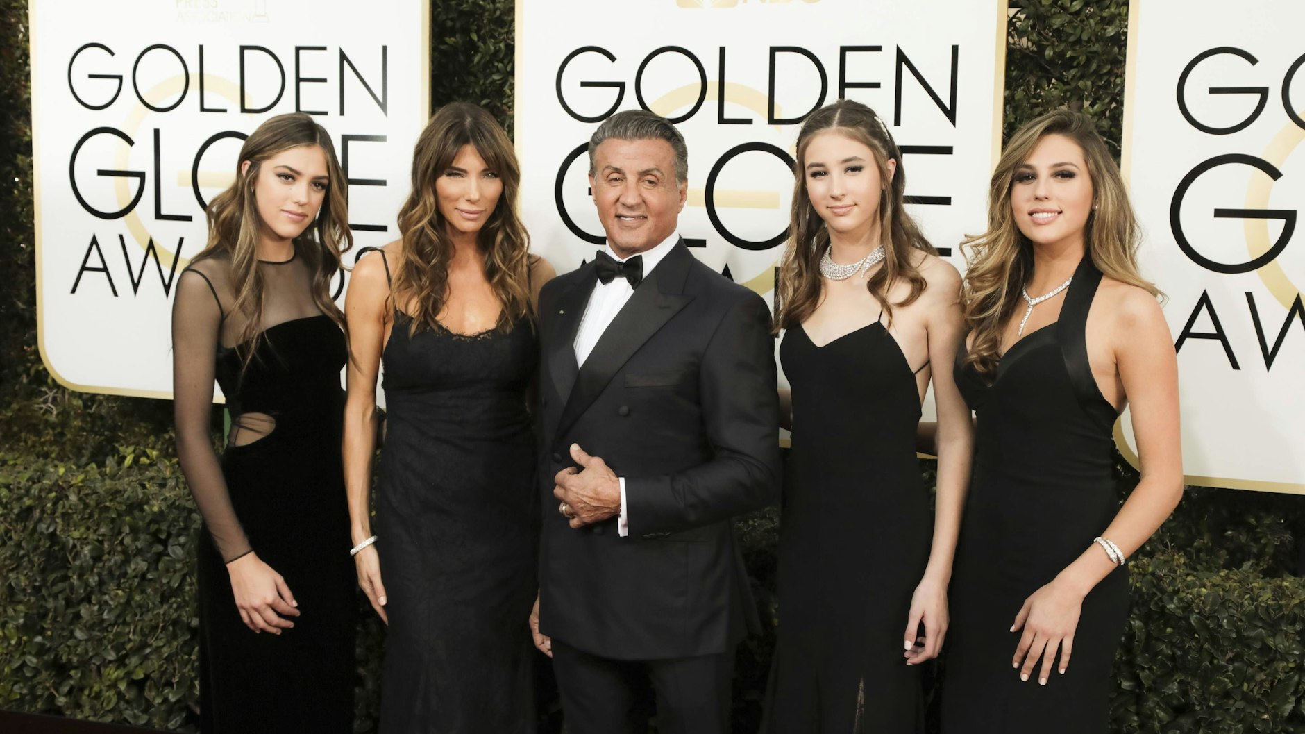 Hahn im Korb: Sylvester Stallone umgeben von Tochter Sistine, Ehefrau Jennifer und den Töchtern Scarlet und Sophia (v.l.n.r.) bei den Golden Globes im Jahr 2017.&nbsp;&nbsp;