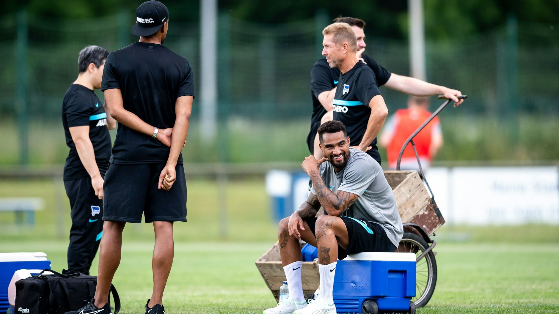 Prince Boateng gönnt sich in Herthas Trainingslager in Neuruppin eine kurze Pause und hat trotz der intensiven Einheiten die gute Laune nicht verloren.