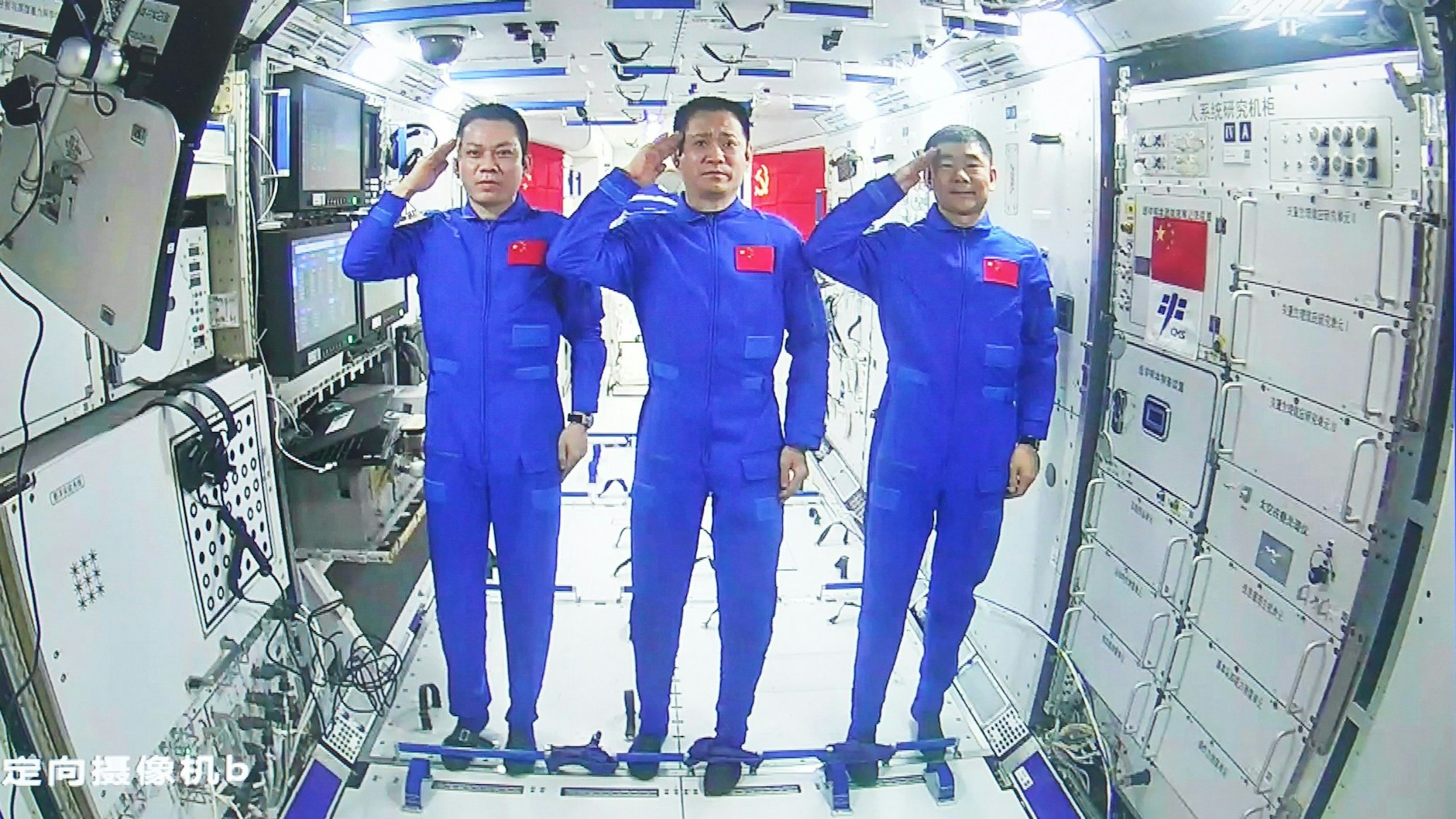 Die Astronauten Tang Hongbo, Nie Haisheng und Liu Boming salutieren in der Raumstation „Tiangong“ (Archivbild).