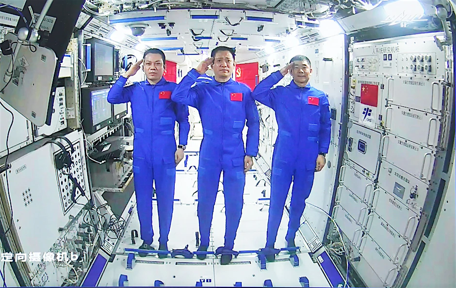 Die Astronauten Tang Hongbo, Nie Haisheng und Liu Boming salutieren in der Raumstation „Tiangong“ (Archivbild).