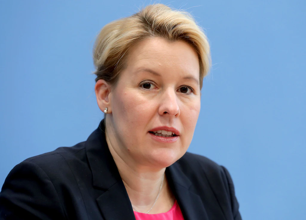 Giffey kritisiert Umgang mit Plagiatsverdacht bei Politikern