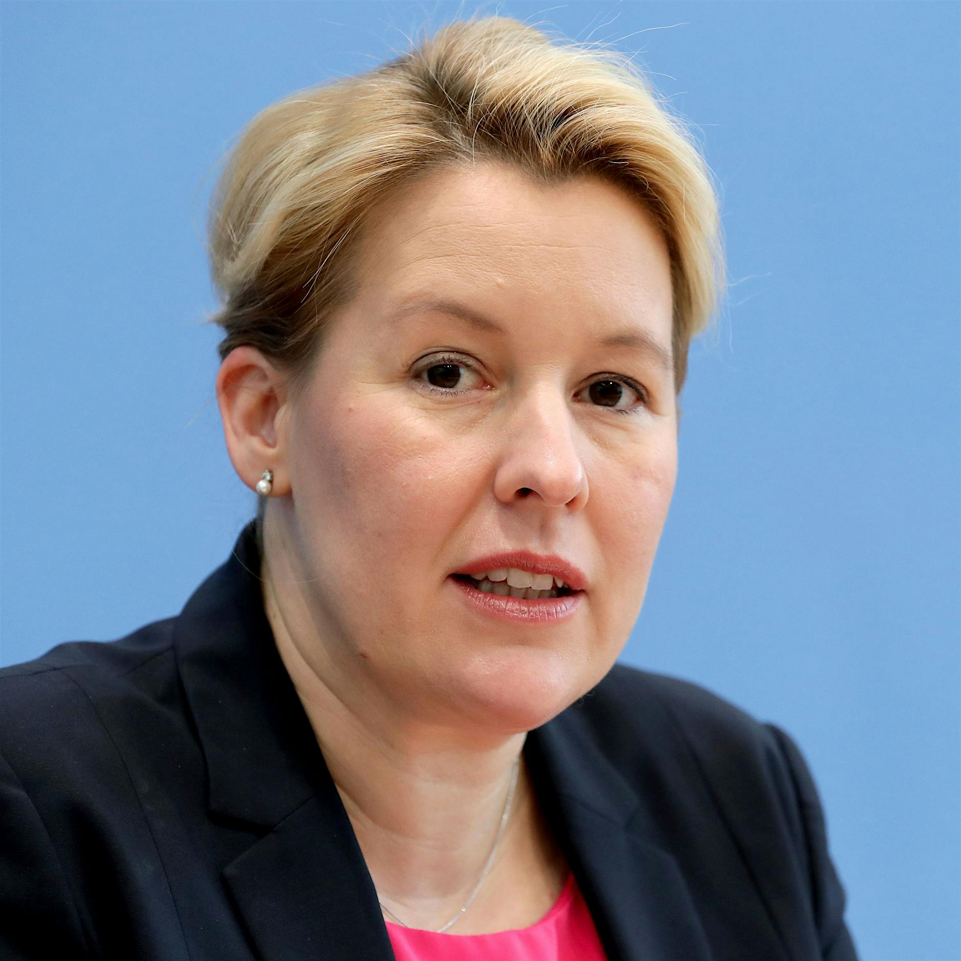 Giffey kritisiert Umgang mit Plagiatsverdacht bei Politikern