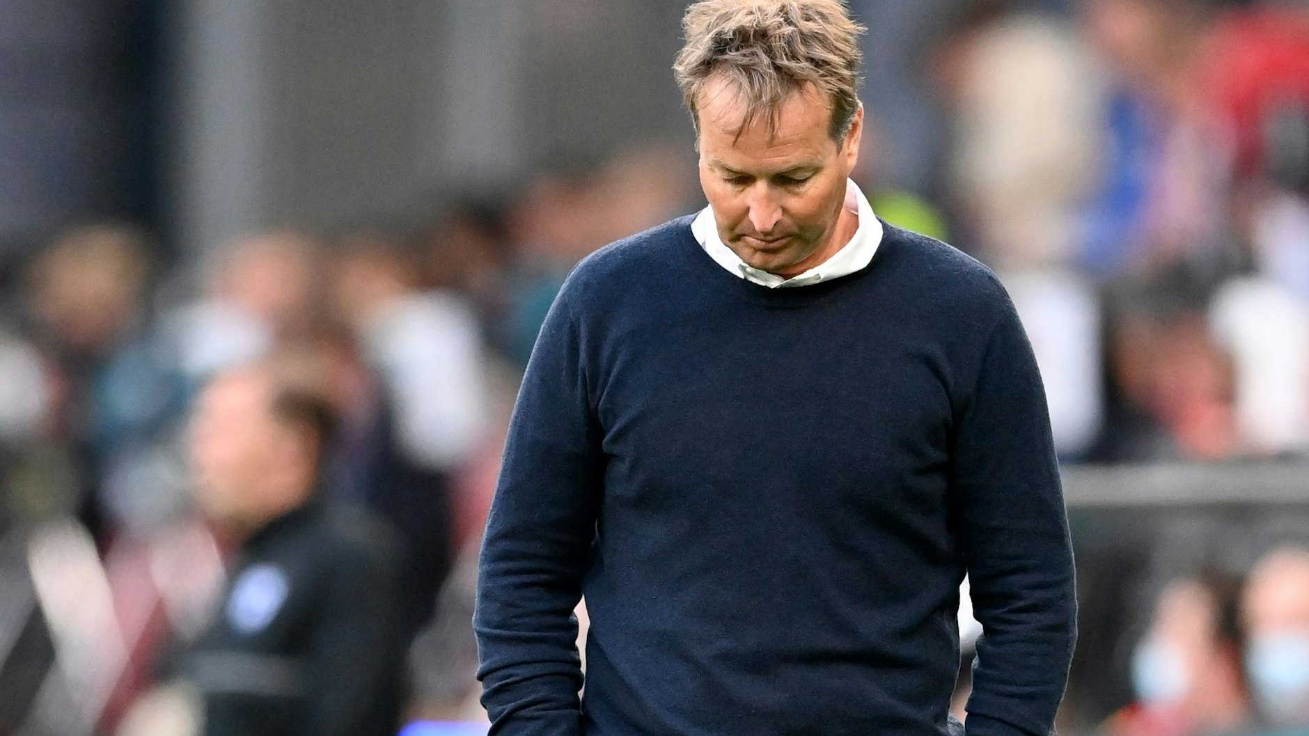 Beim Drama um Christian Eriksen und der 0:1-Auftaktniederlage gegen Finnland hatte sich der Dänen-Coach einen blauen Pullover übergestreift.