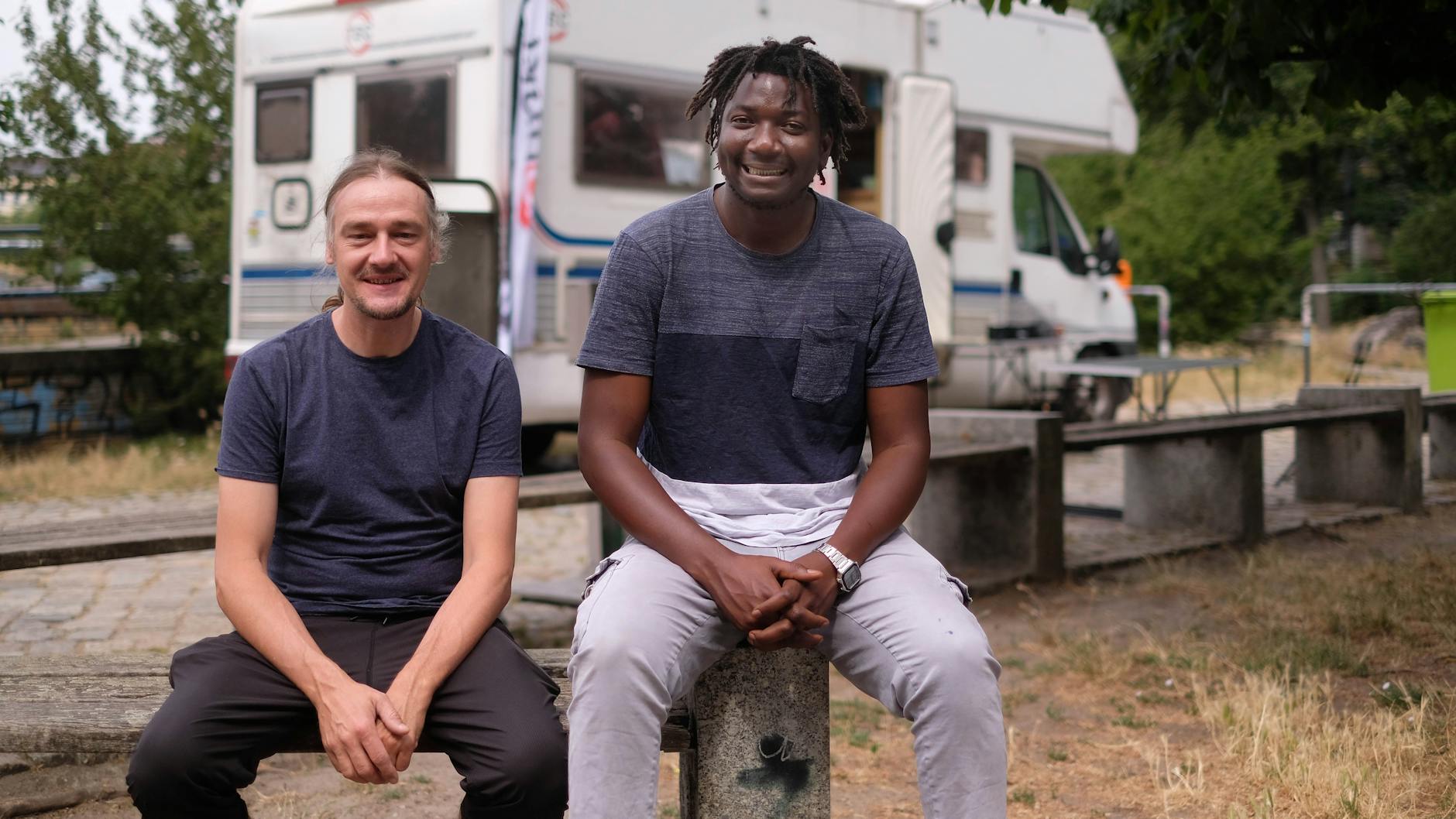 Ralph Köhnlein and Moro Yapha in front of their counselling van in Görlitzer Park.<br>