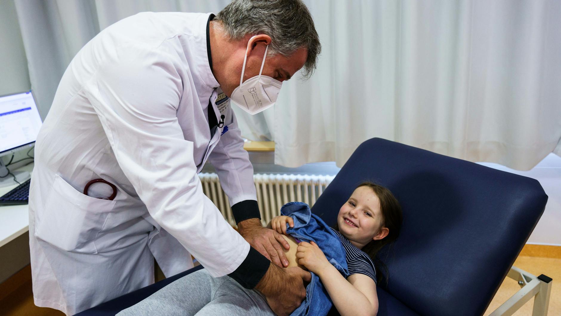 Emily (5) ist an einem Hirntumor erkrankt und wird von Stefan Pfister, Direktor „Präklinische Kinderonkologie“, am Hopp-Kindertumorzentrum in Heidelberg untersucht.