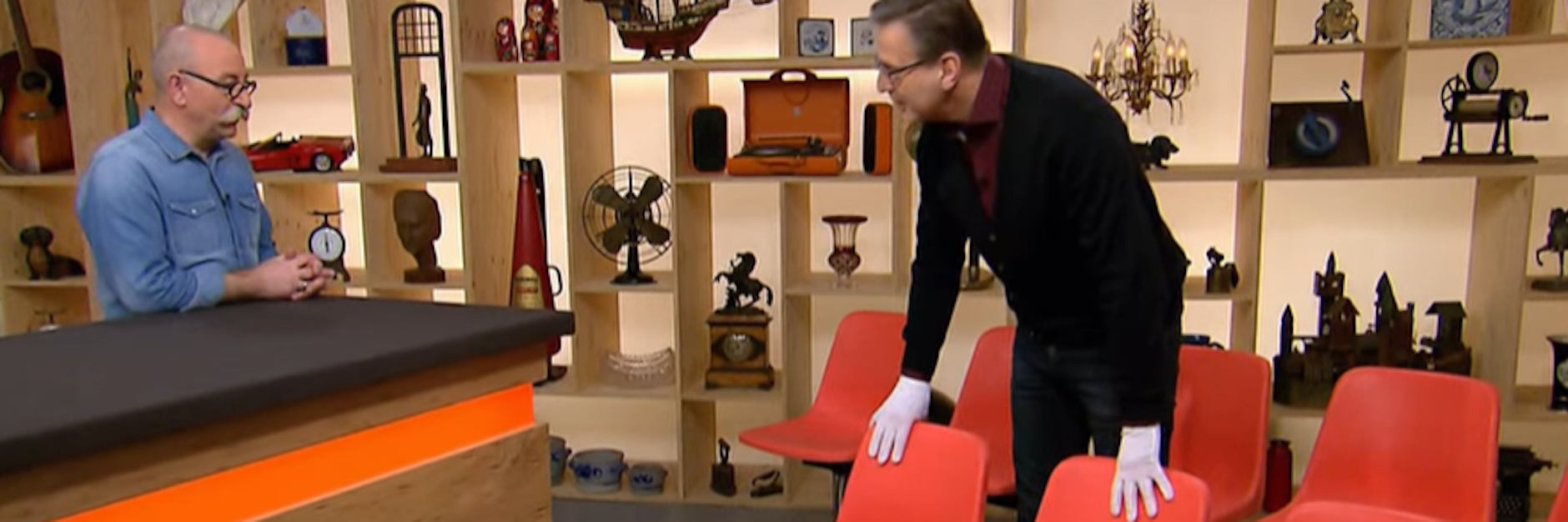 Im „Bares für Rares“-Studio: Experte Detlev Kümmel begutachtet die Sitzbänke aus einer Arztpraxis. Moderator Horst Lichter ist Sekunden später entsetzt, als er sieht, was unter dem Sitz klebt.
