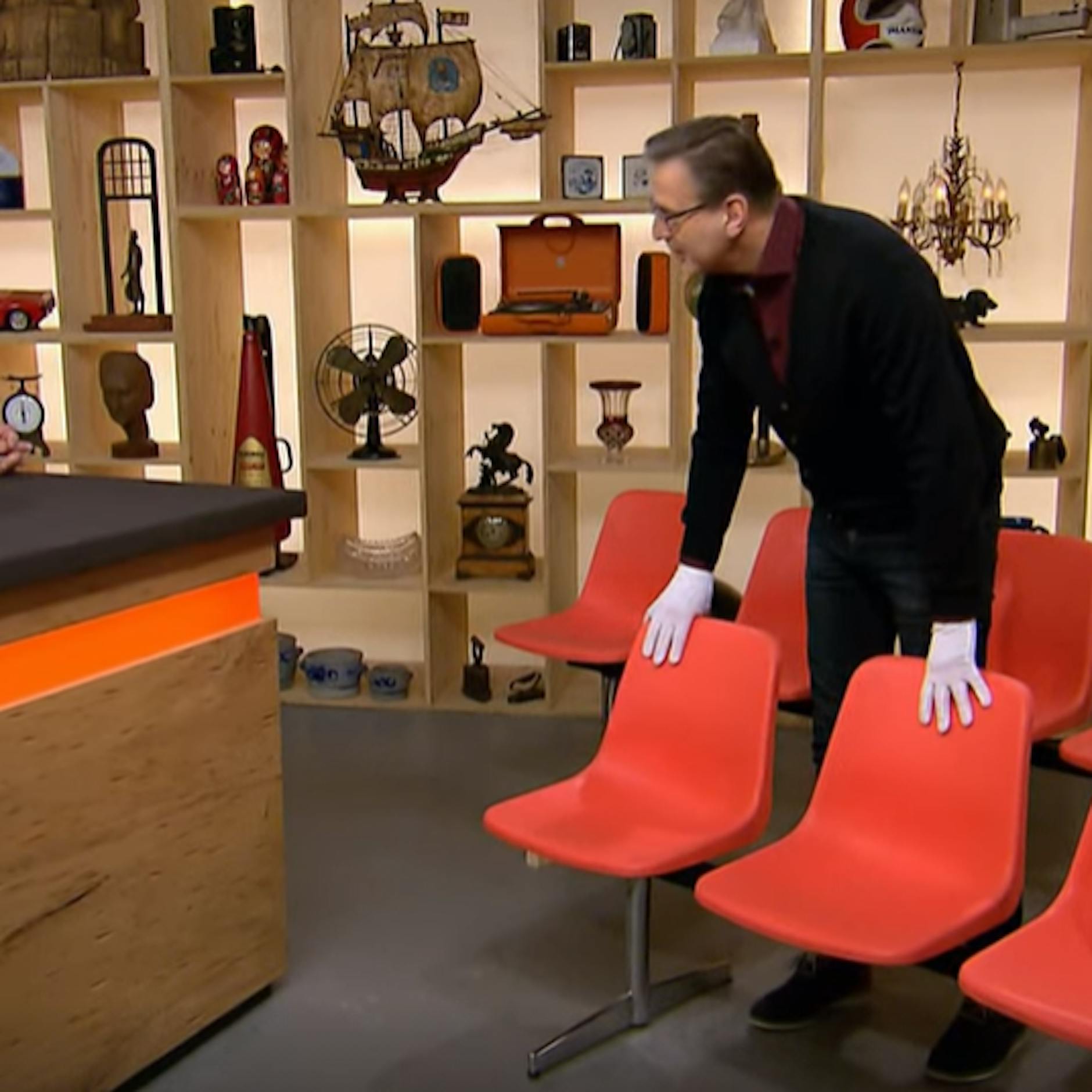 Ekel-Alarm bei „Bares für Rares“: SIE glauben gar nicht, was da unter DIESEN alten Arztpraxis-Stühlen noch klebt