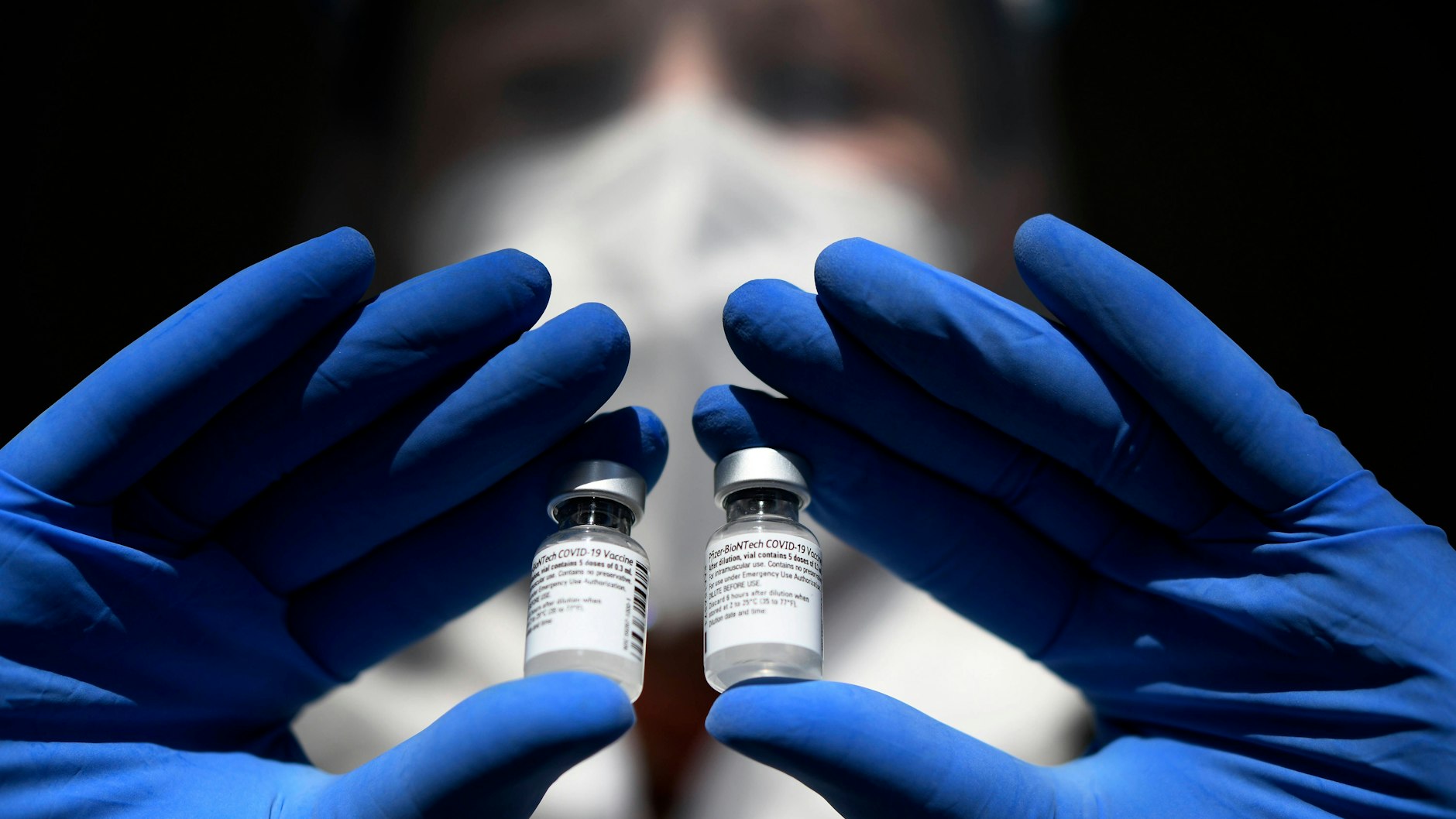 Feinster Stoff von Biontech, die Impfung damit ließ sich bei unserer Autorin nur leider beide Male nicht absagen. Was sagt uns das?