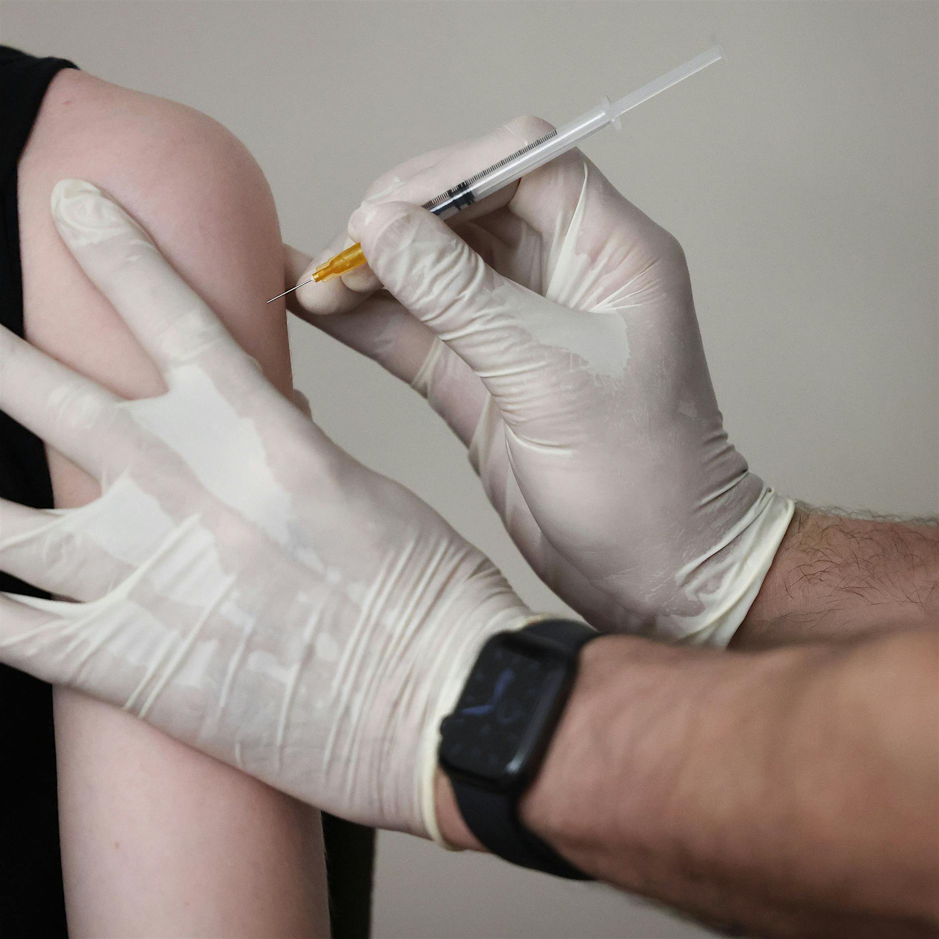 Berliner Impfzentren nicht ausgelastet: Kommt die Strafgebühr für Impfschwänzer?