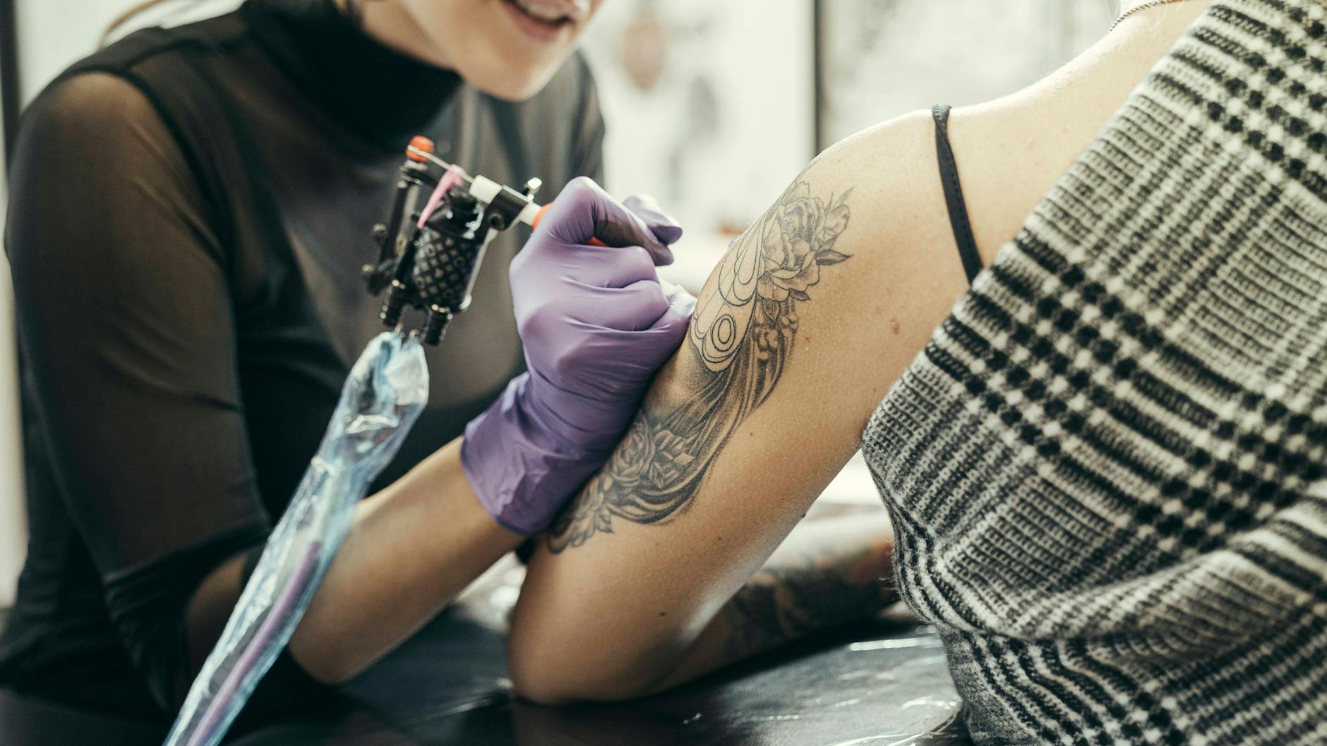 Tattoos sind beliebt. Doch laut einer Studie entsprechen die meisten Farbstoffe nicht den gesetzlichen Bestimmungen.