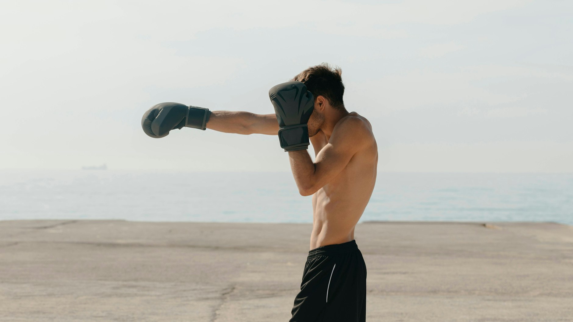 Macht viel Testosteron Männer zu dominanten Alpha-Männchen? Diese Annahme ist zwar weit verbreitet, greift aber zu kurz. Klar ist: Junge Männer zwischen 16 und 25 sind häufiger in körperliche Auseinandersetzungen verwickelt als ältere Männer.