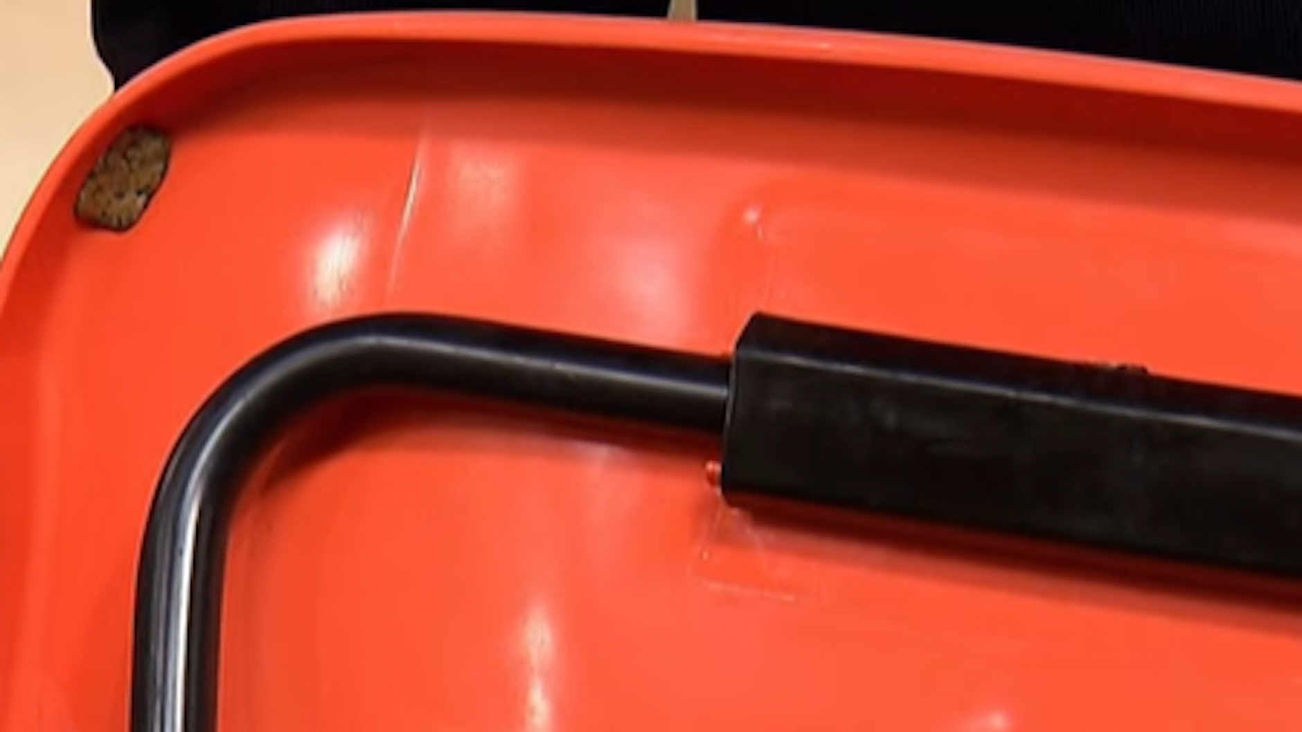 Der braune Klumpen unter dem Stuhl ist der Kaugummi eines Patienten.