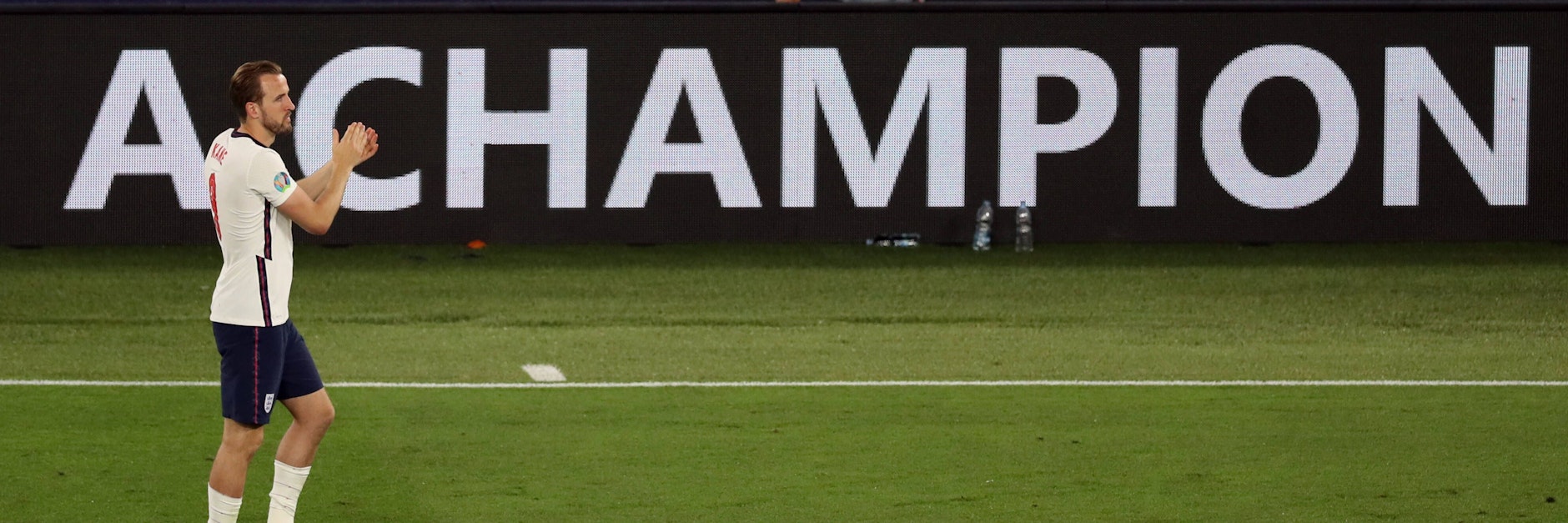 Das Ziel ist klar und auch schon öffentlich gemacht, wie hier an der Bande klar erkennbar: Englands Harry Kane &amp; Co. wollen endlich in Europa Champion werden.