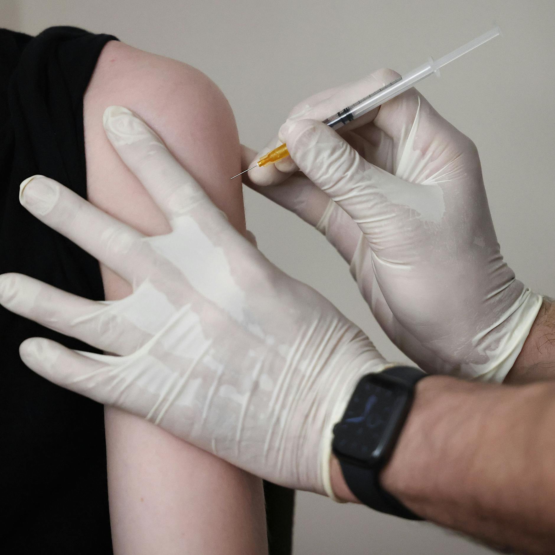 Wegen unverschämt vieler Schwänzer: Berlins DRK-Chef Mario Czaja fordert mehr Impf-Disziplin und Solidarität