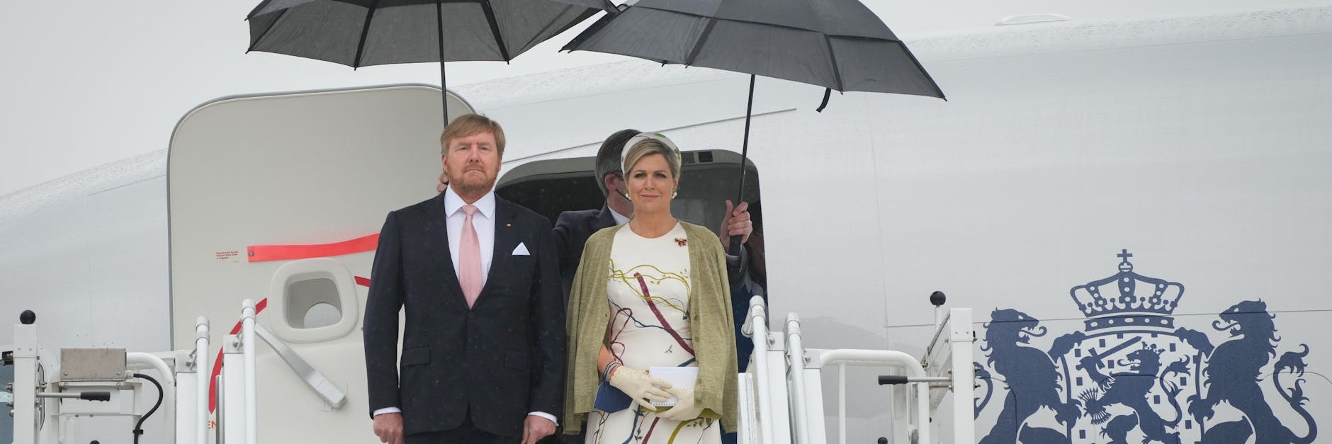 König Willem-Alexander der Niederlande und Königin Maxima werden auf dem militärischen Teil vom Flughafen Berlin Brandenburg (BER) empfangen. Der König soll sogar die Maschine nach Berlin geflogen haben.